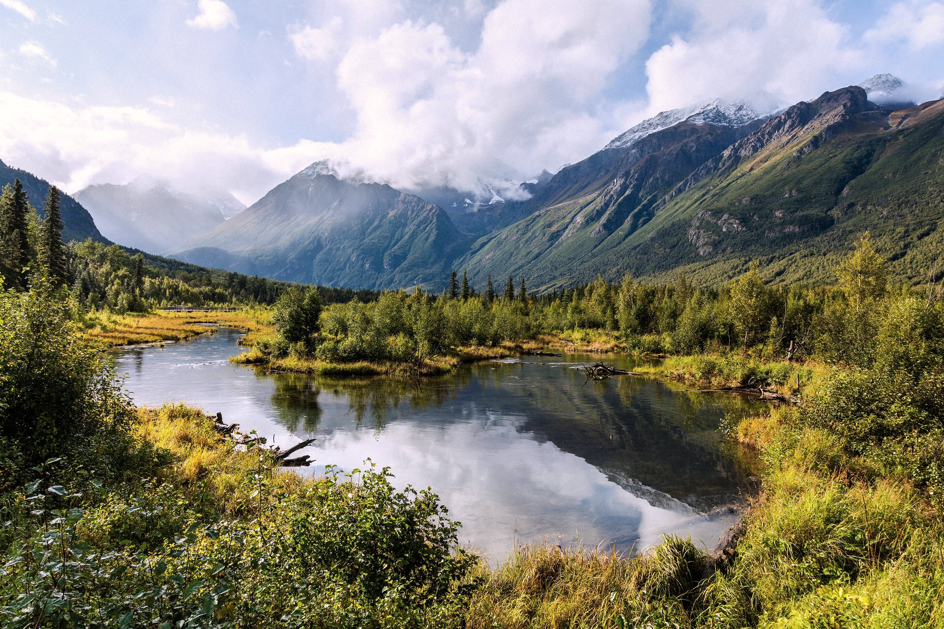 Lago e montanhas no parque Eagle River, em Anchorage