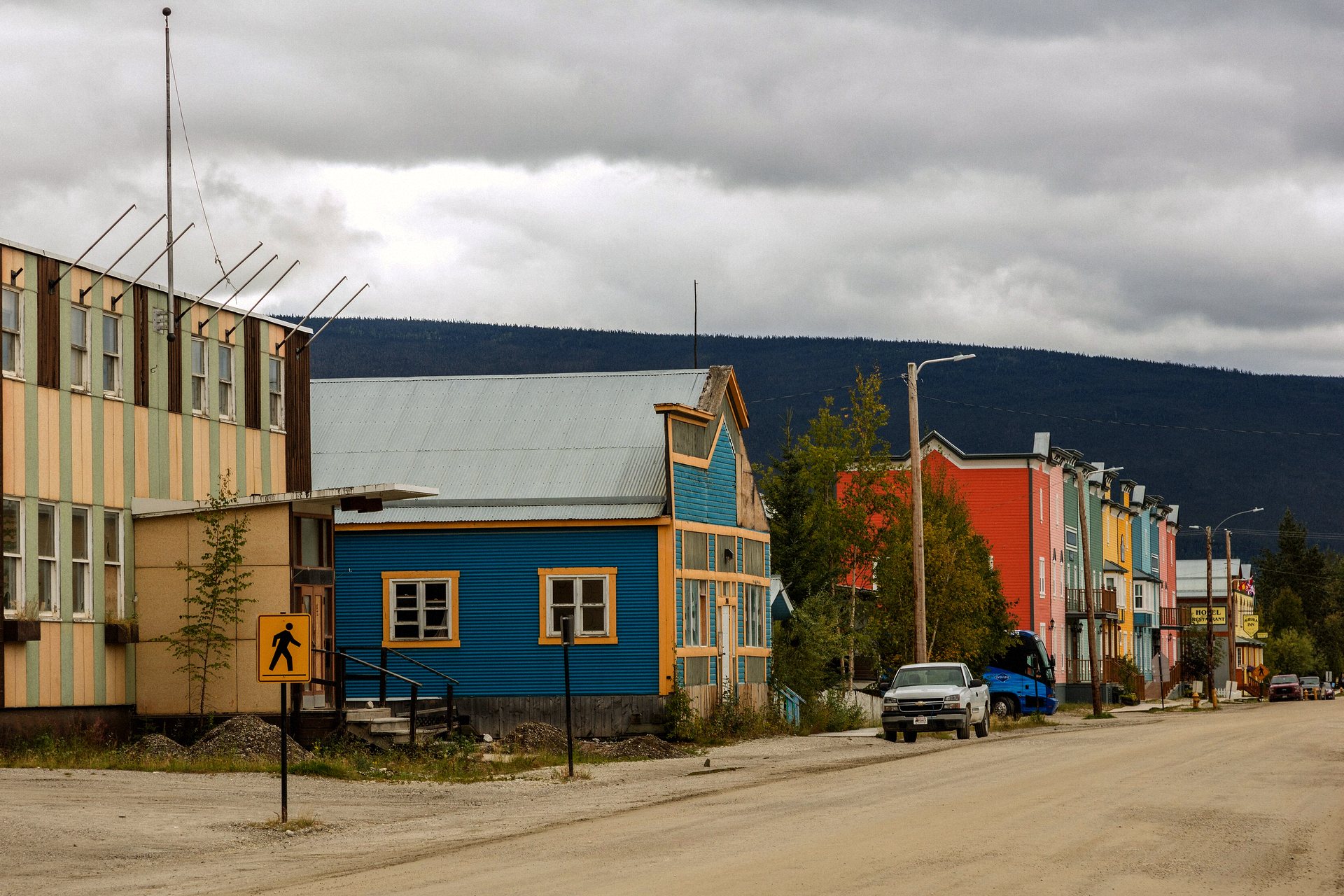 Rua de casas de madeira coloridas em Dawson City