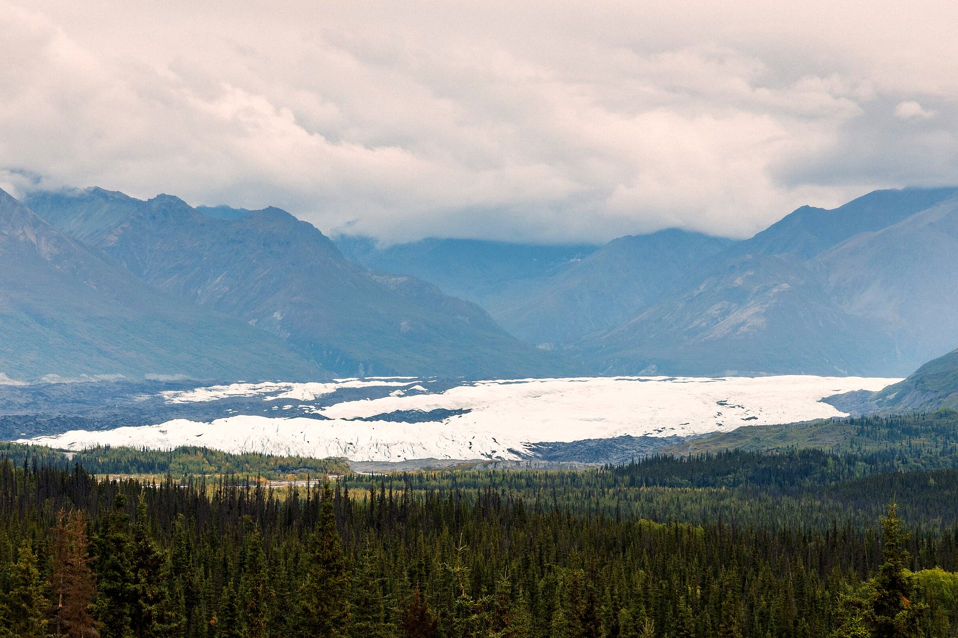 Glaciar Matanuska entre montanhas e floresta, no Alasca