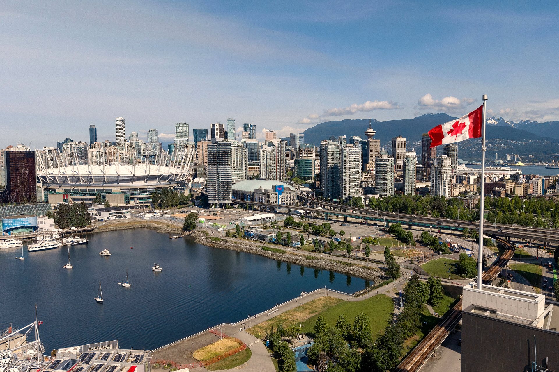 Prédios de Vancouver e a marina, com as montanhas ao fundo