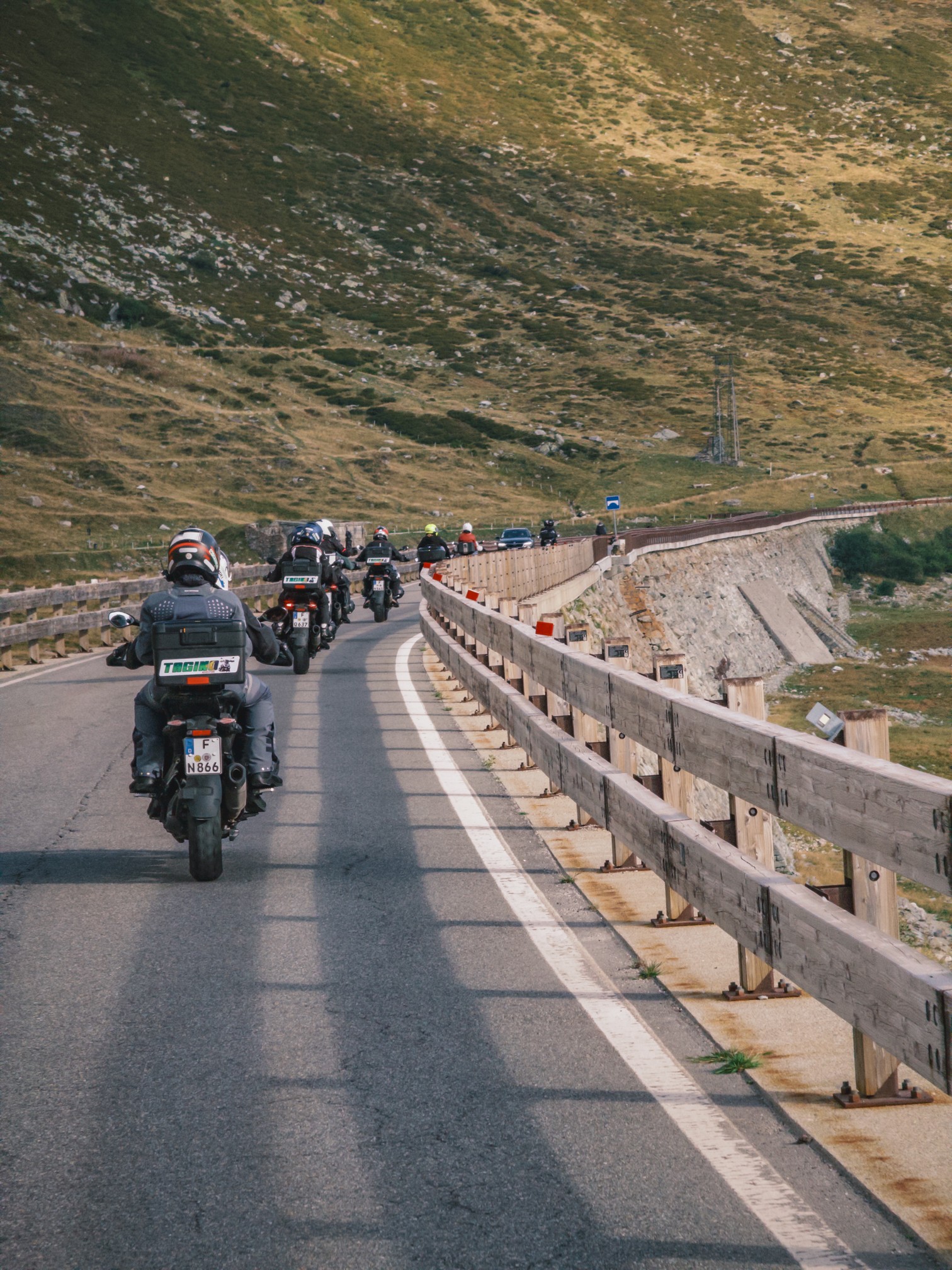 Motos em fila numa estrada de montanha nos Alpes