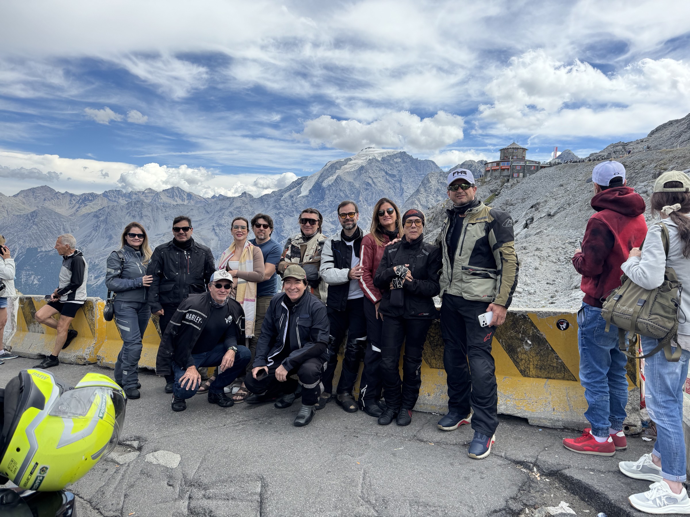 Grupo do tour reunido em um mirante, com as montanhas dos Alpes ao fundo