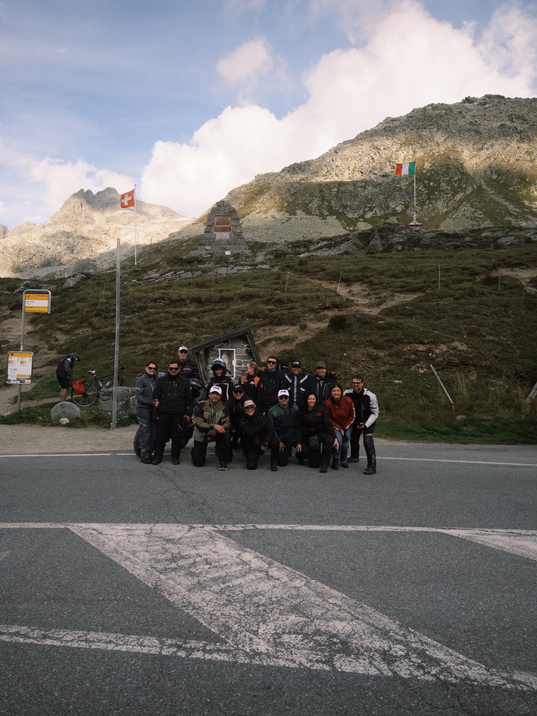 Grupo reunido com as motos em um passo de montanha nos Alpes