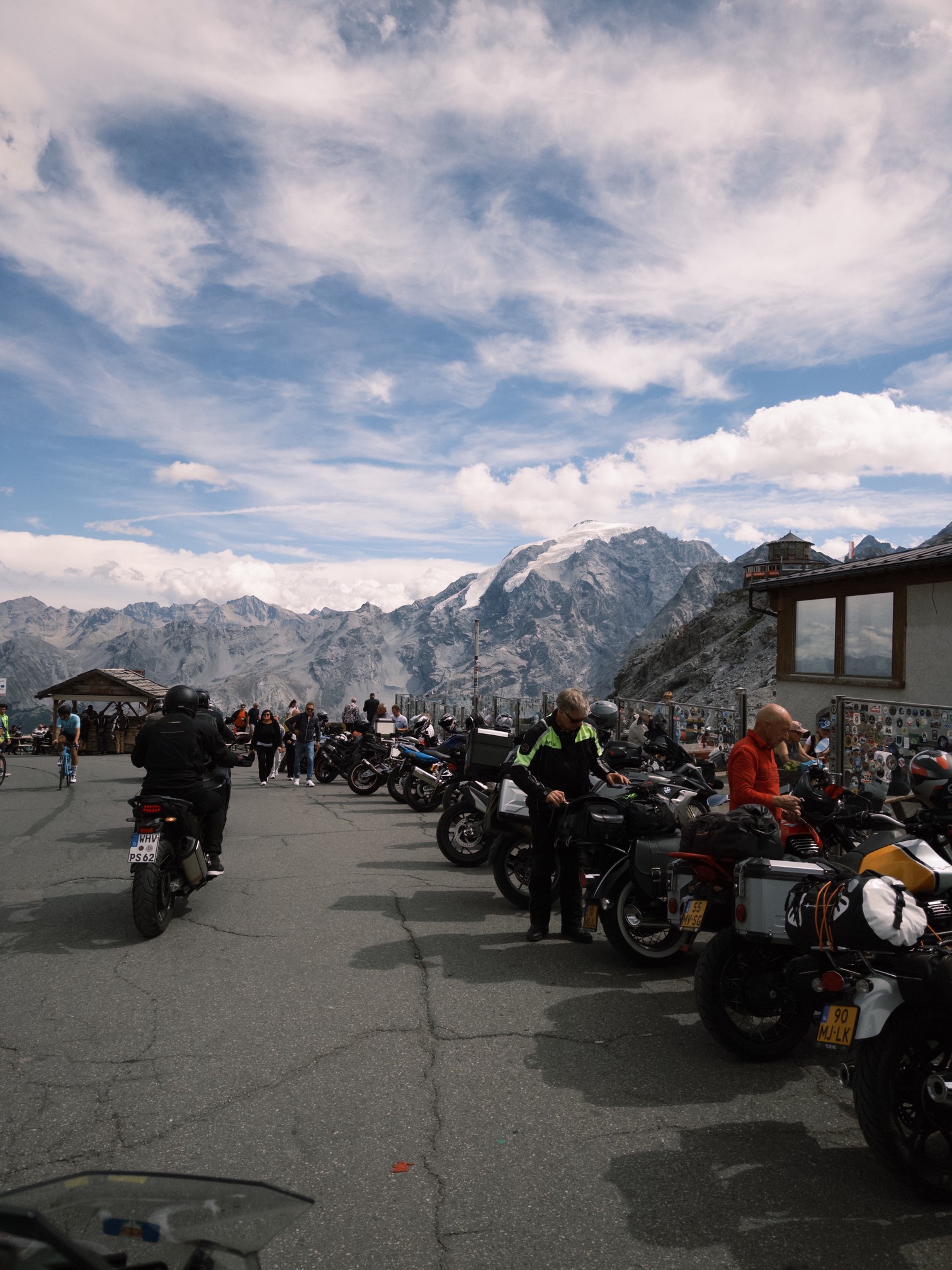Motos estacionadas diante de montanhas com neve