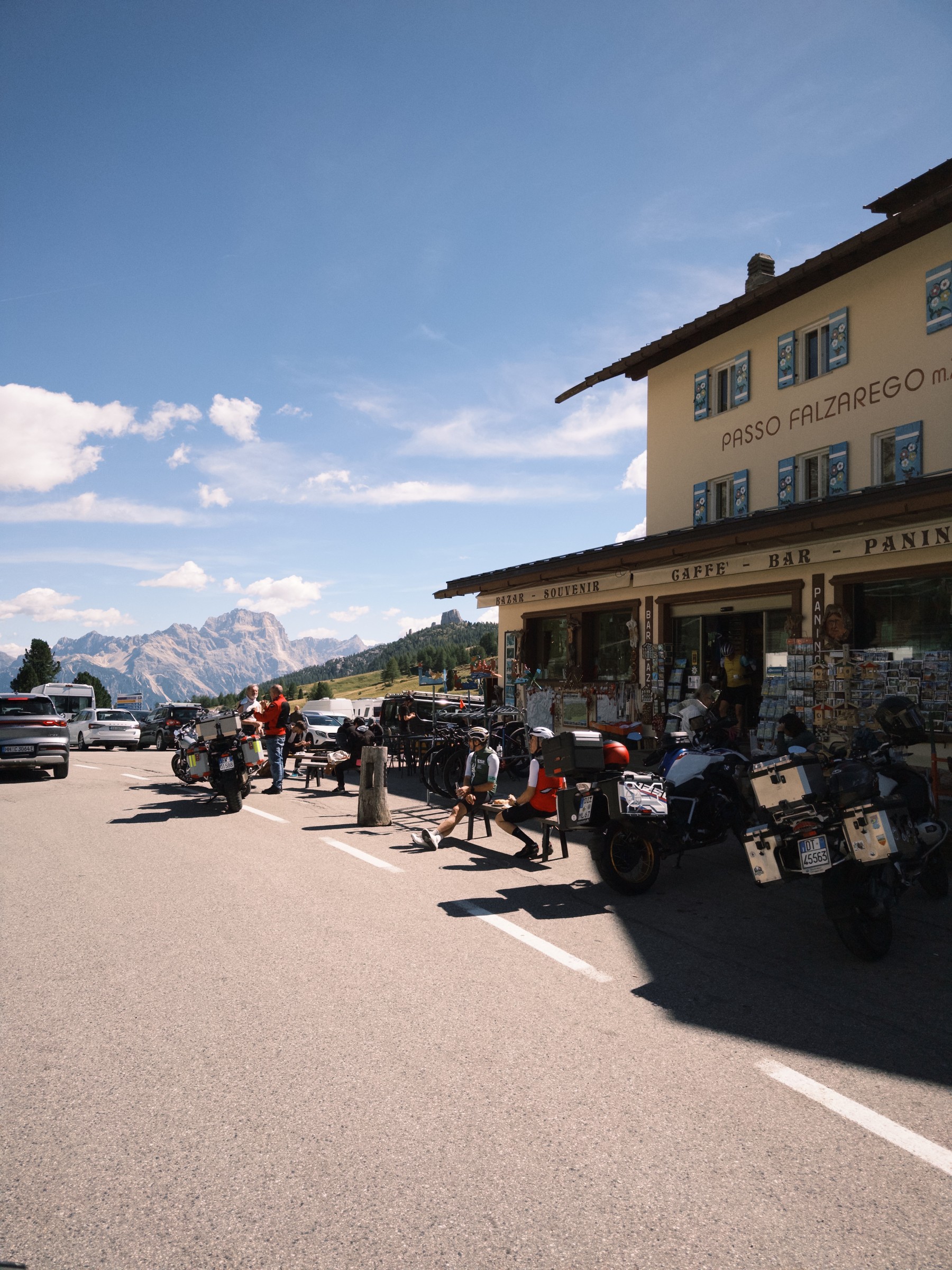 Motos estacionadas no Passo Falzarego, com as Dolomitas ao fundo