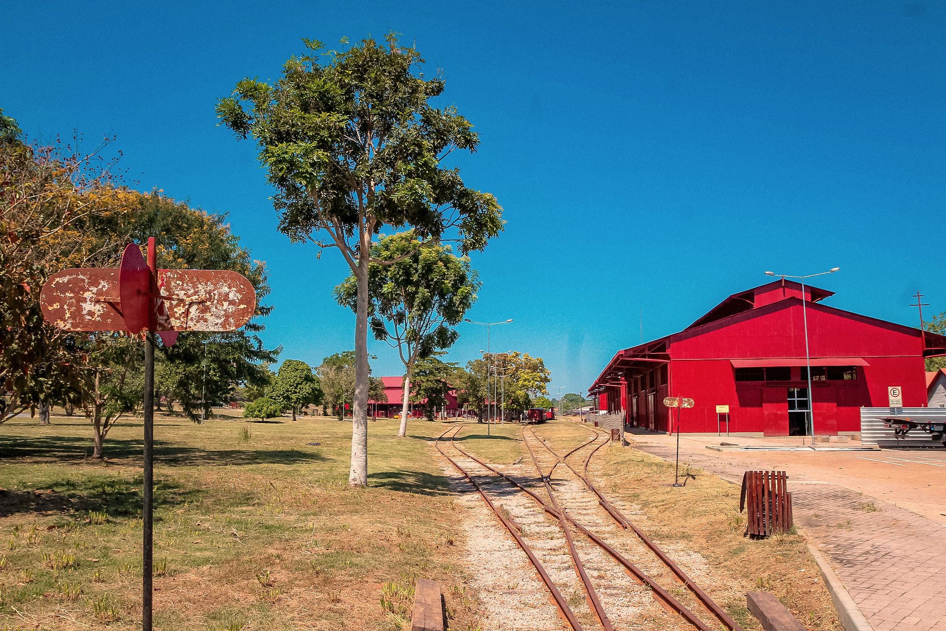 Galpão vermelho e trilhos da Estrada de Ferro Madeira-Mamoré