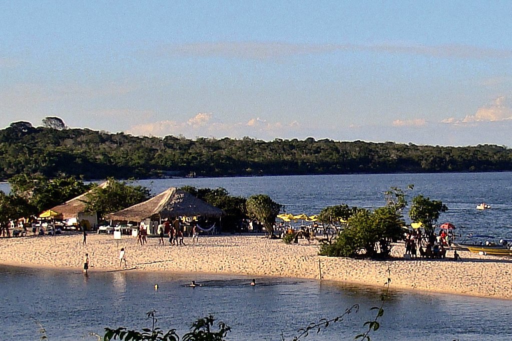 Faixa de areia de Alter do Chão avançando sobre o Rio Tapajós