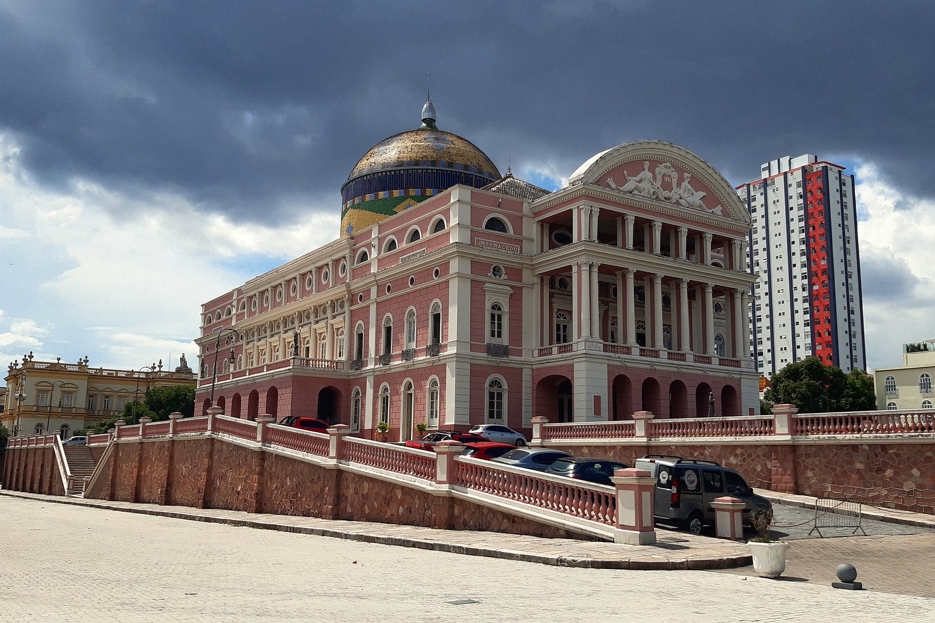 Teatro Amazonas, de cúpula colorida, no centro de Manaus