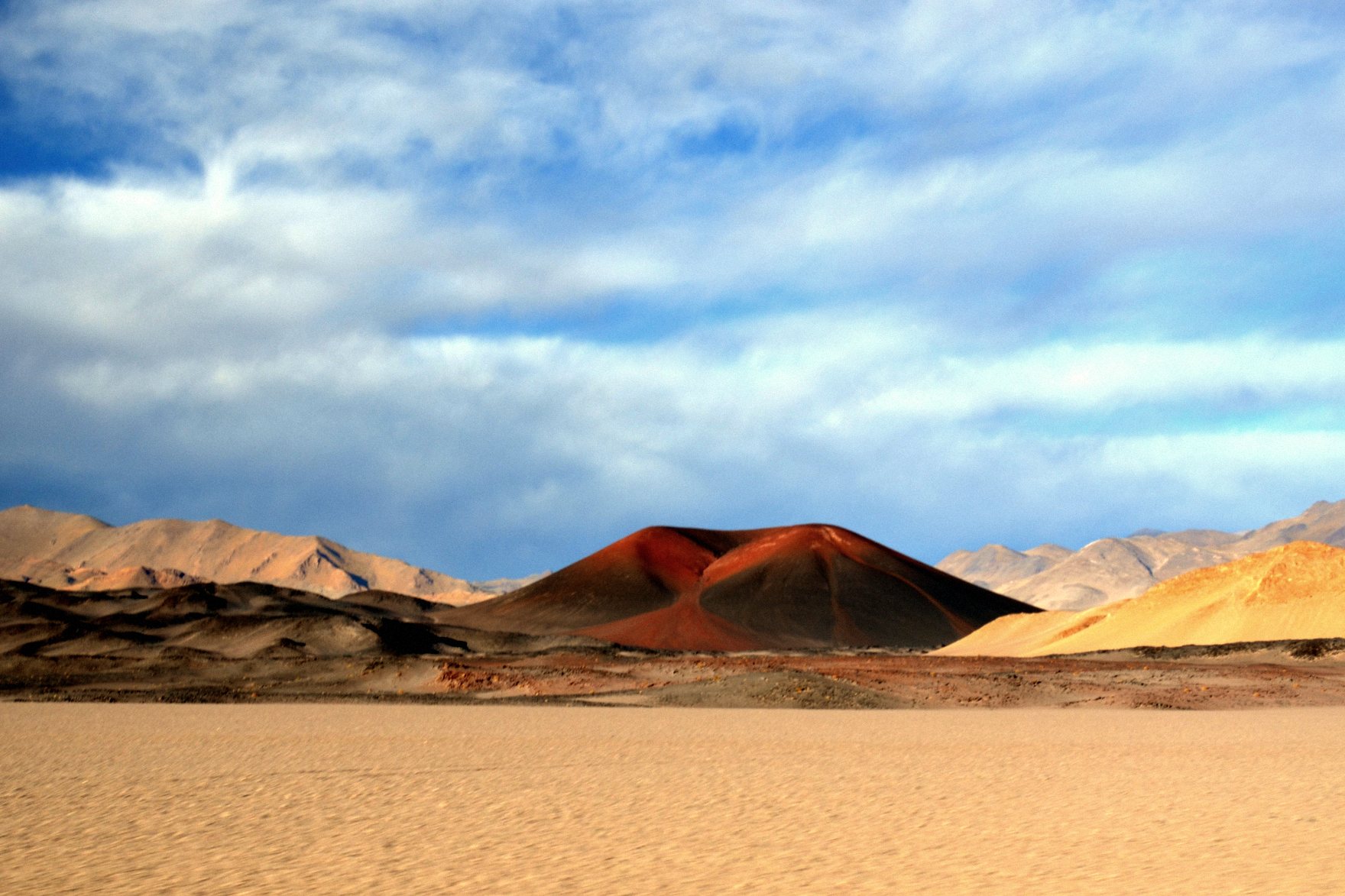 Vulcões escuros e areia clara em Antofagasta de la Sierra