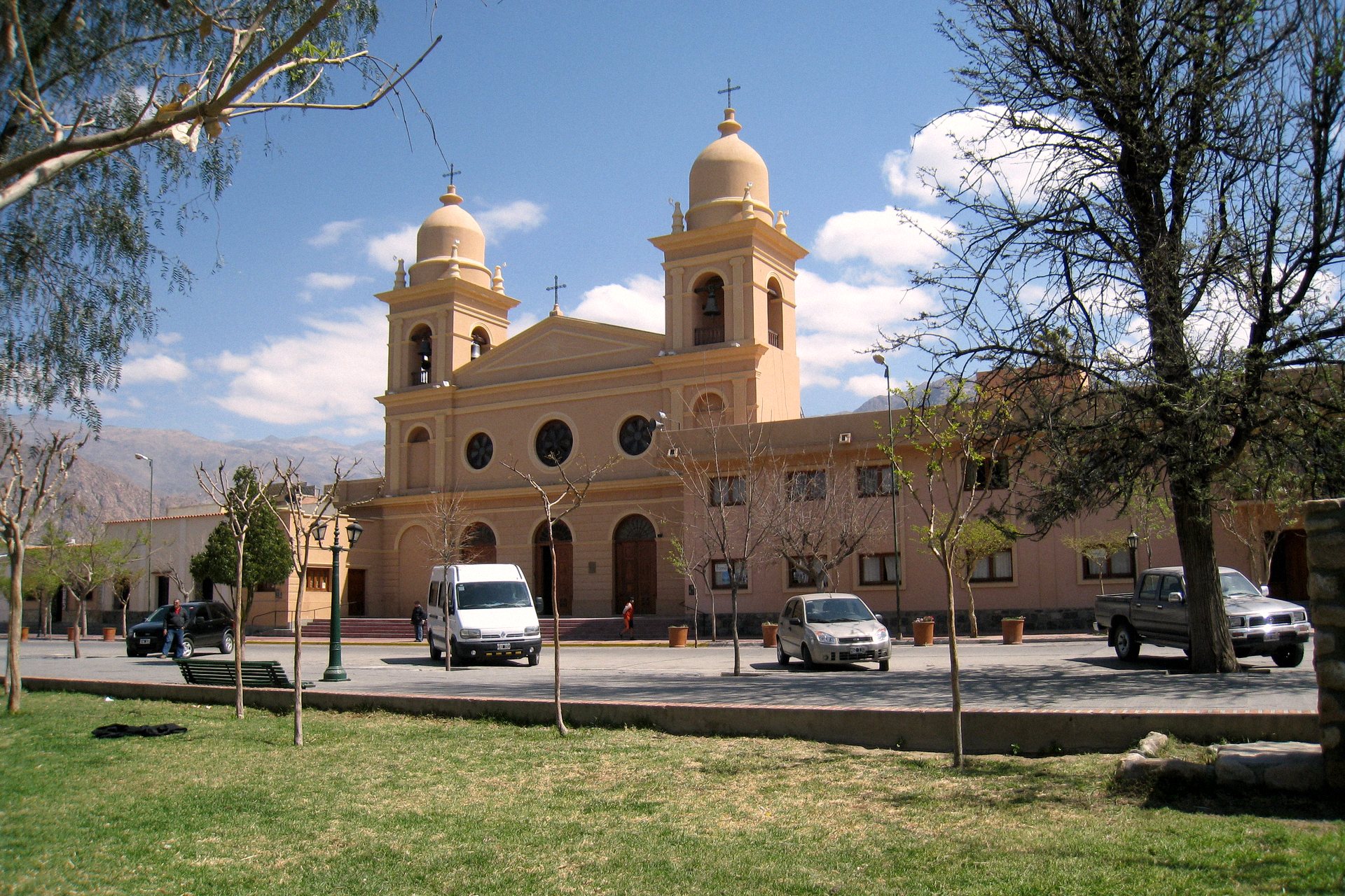 Catedral de Cafayate, de torres amarelas, diante da praça