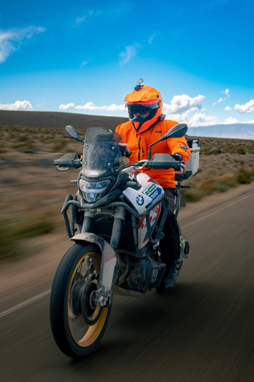 Piloto de jaqueta laranja no deserto argentino
