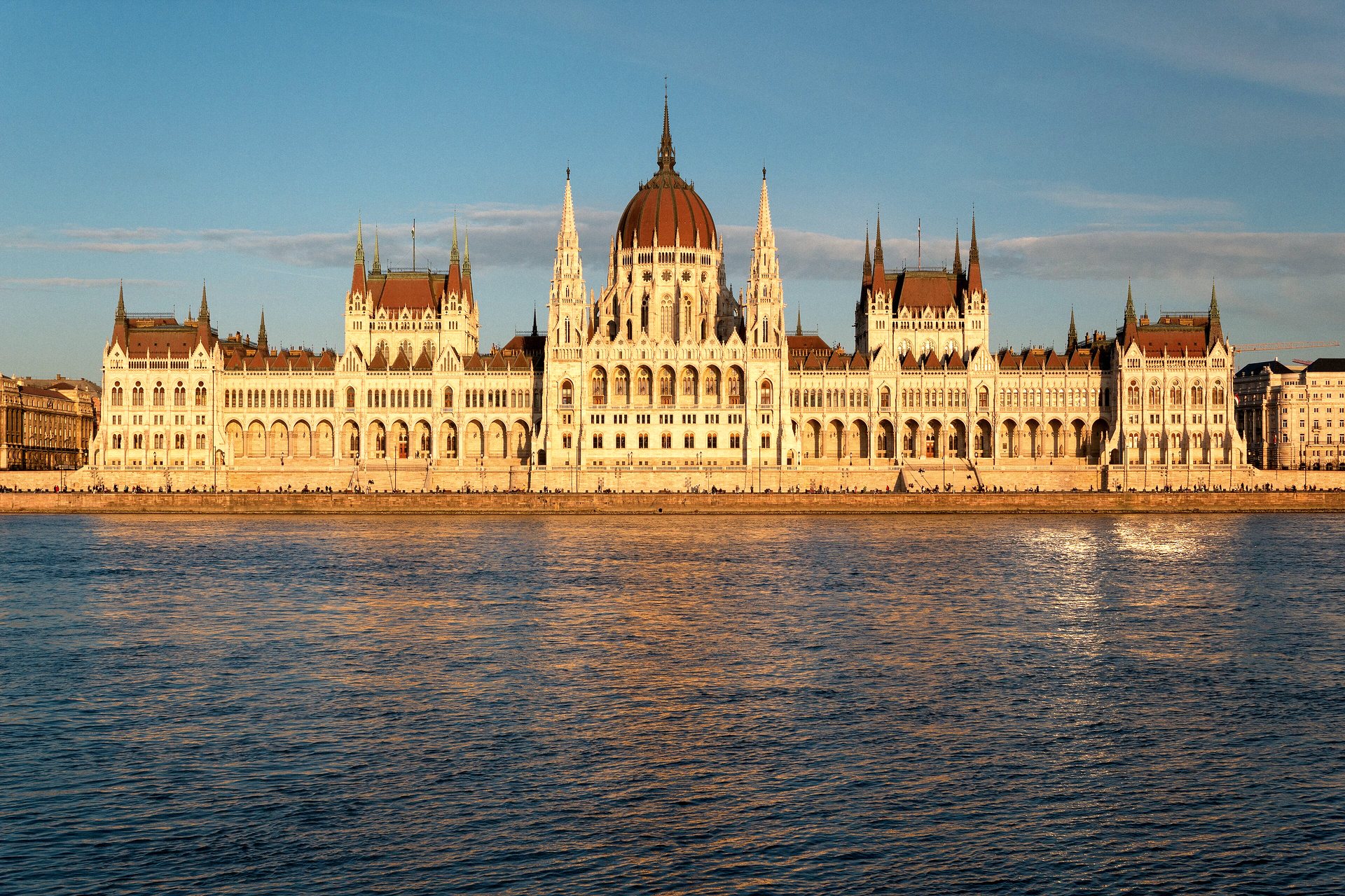 Parlamento de Budapeste à beira do Danúbio ao entardecer