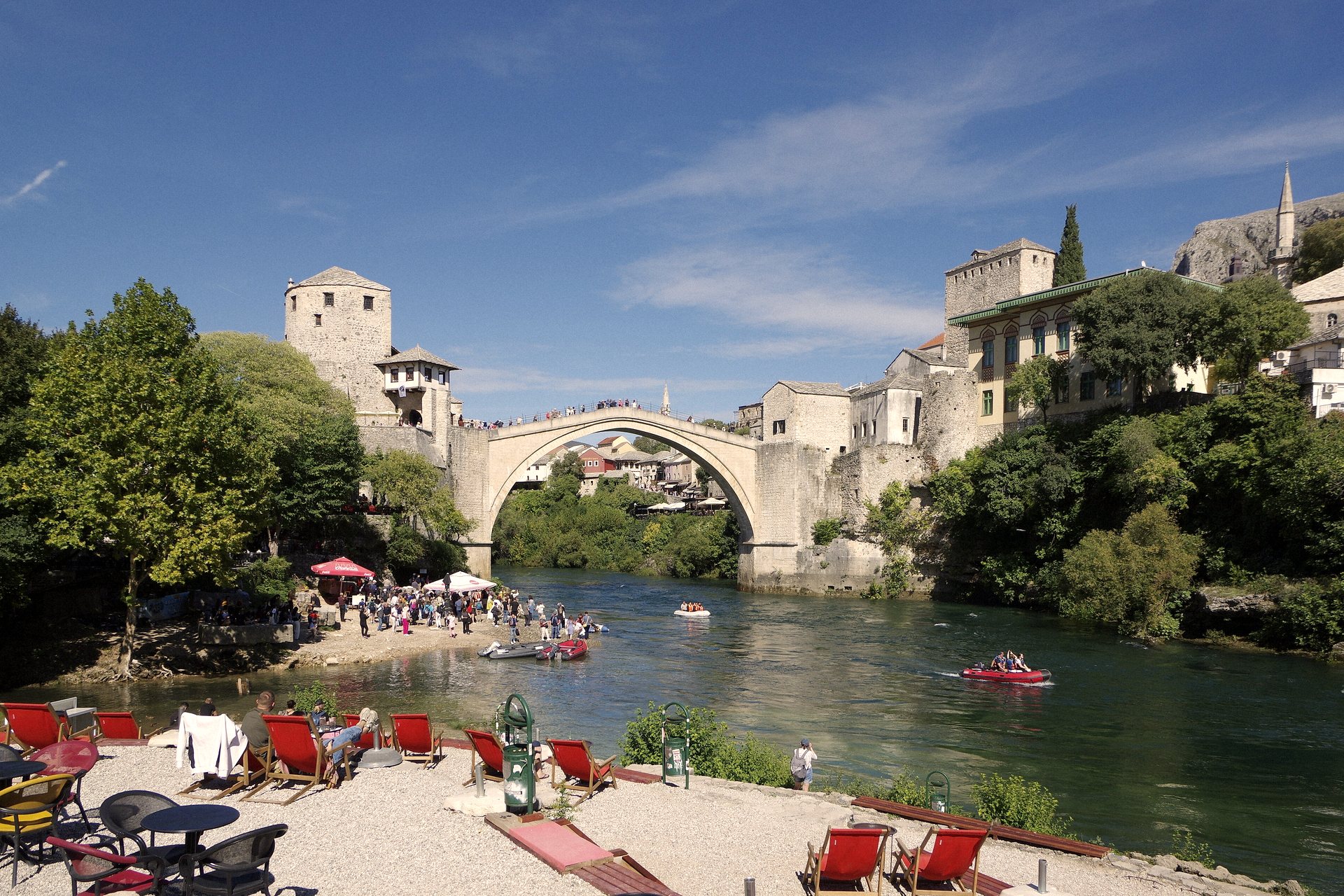 Ponte velha de Mostar sobre o Rio Neretva
