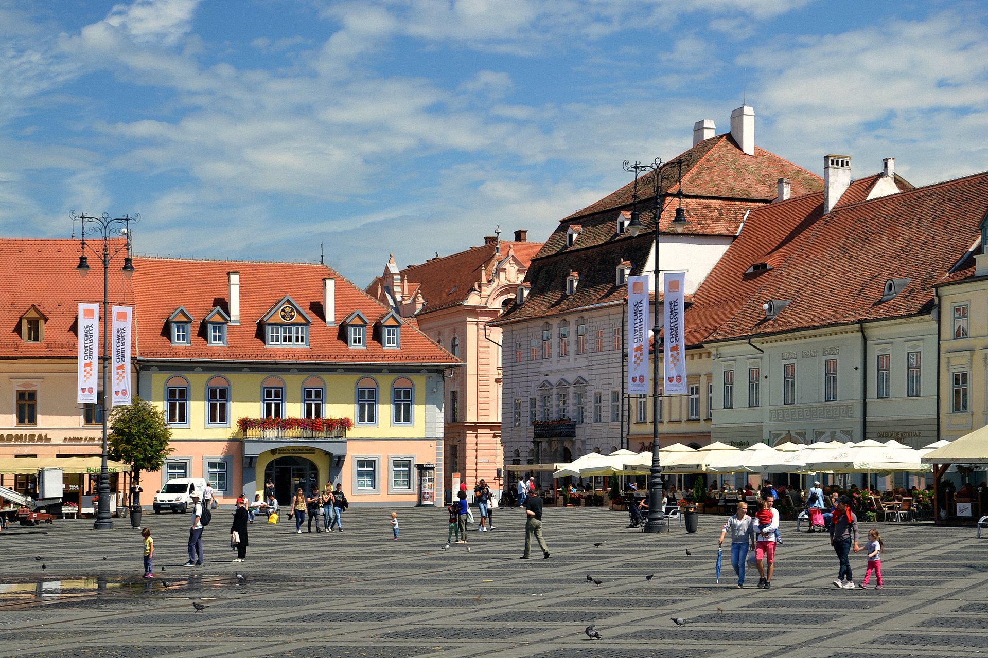 Praça principal de Sibiu com casarões coloridos