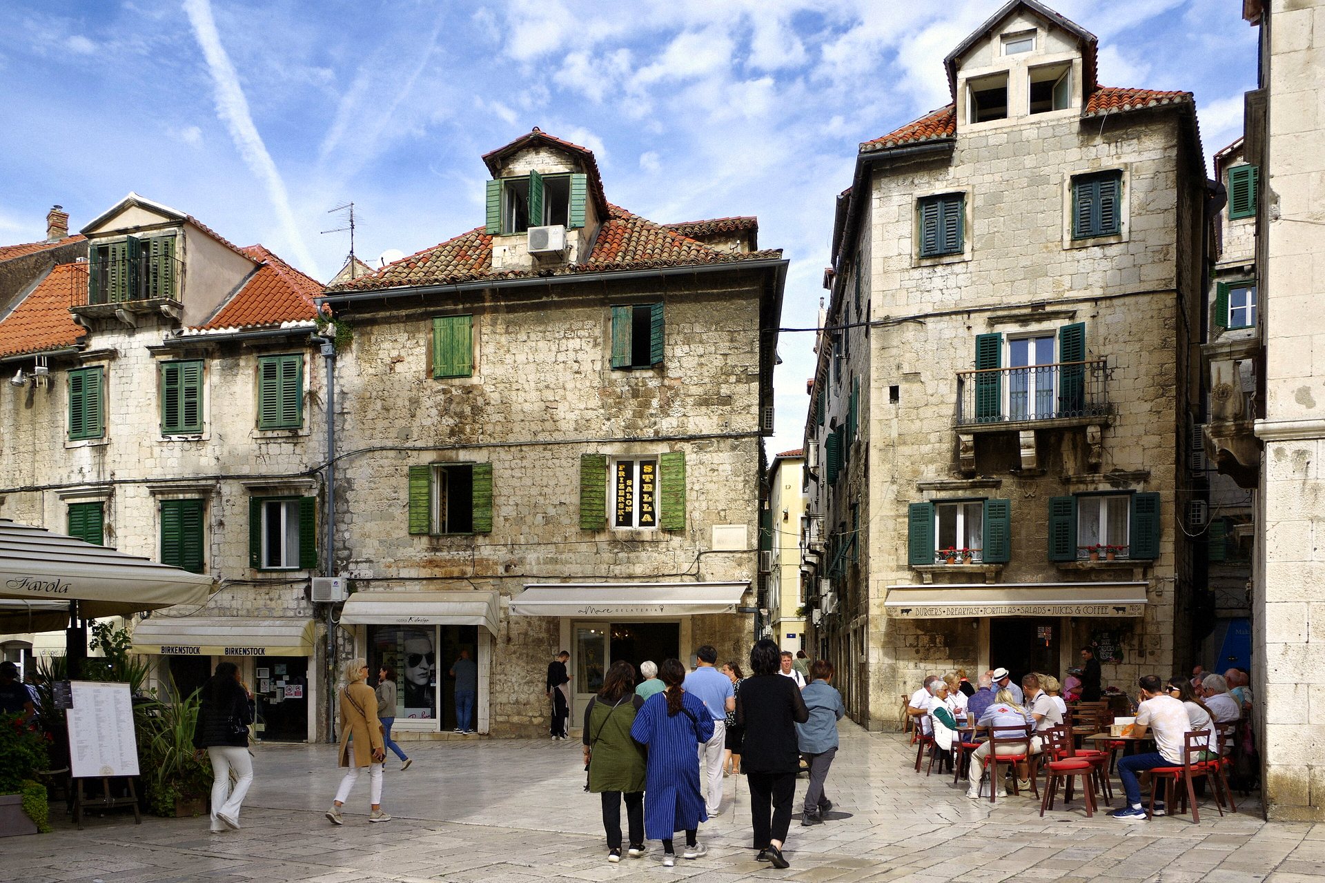 Ruela de casas de pedra no centro antigo de Split