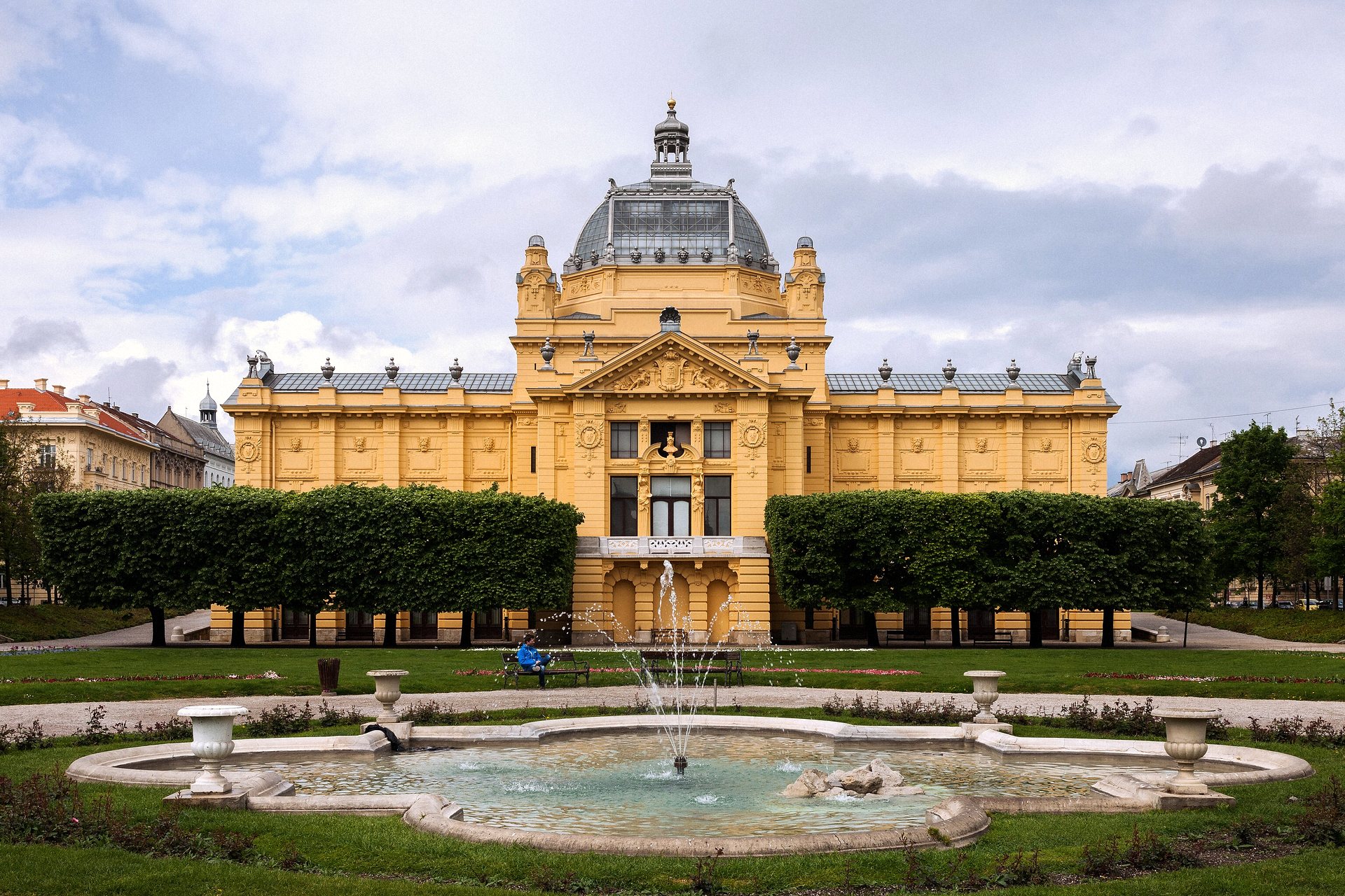 Pavilhão de Arte de Zagreb, amarelo, diante do jardim