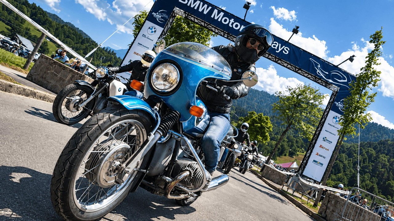 Moto BMW azul passando pelo portal do BMW Motorrad Days