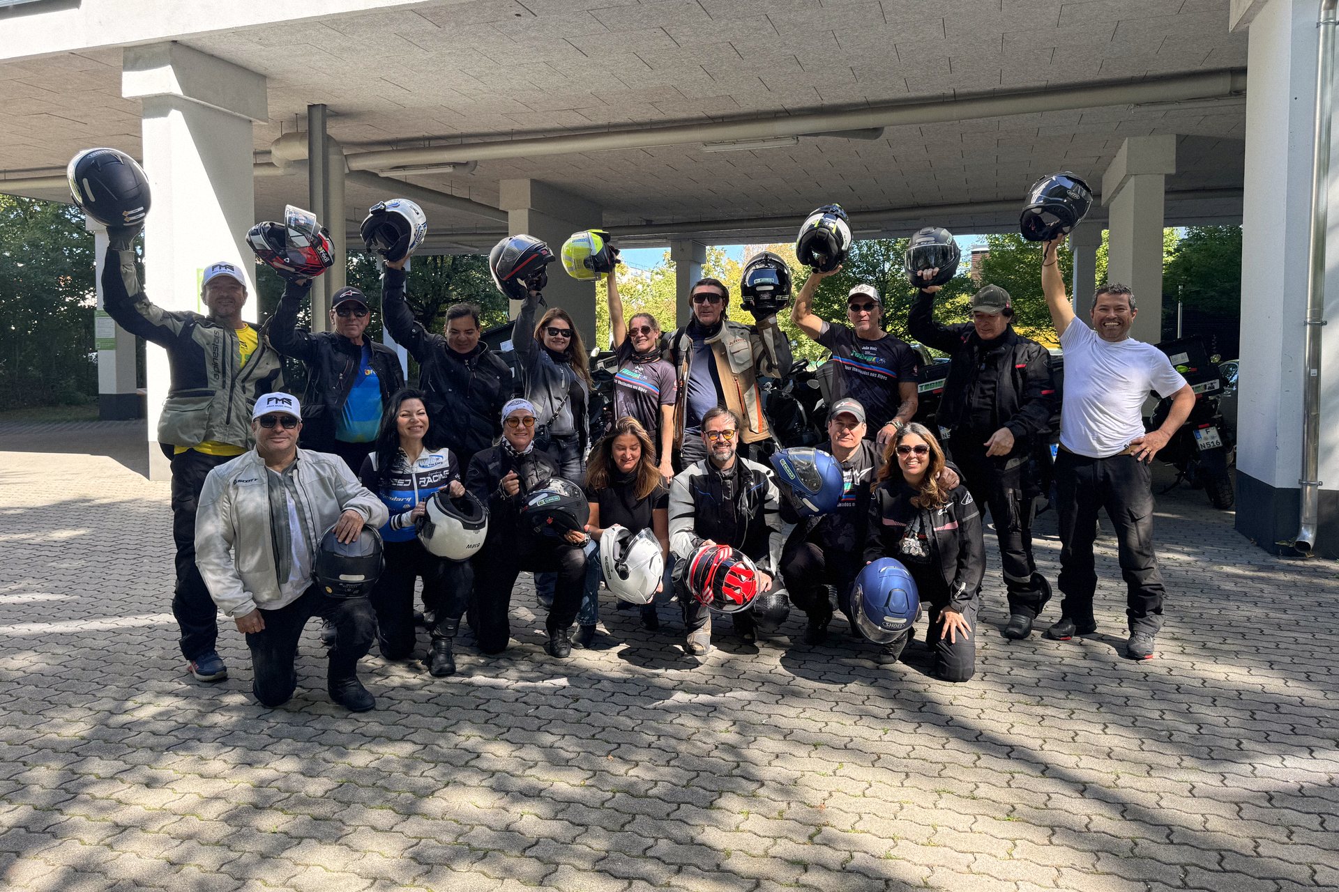 Grupo do tour com os capacetes na saída de Munique
