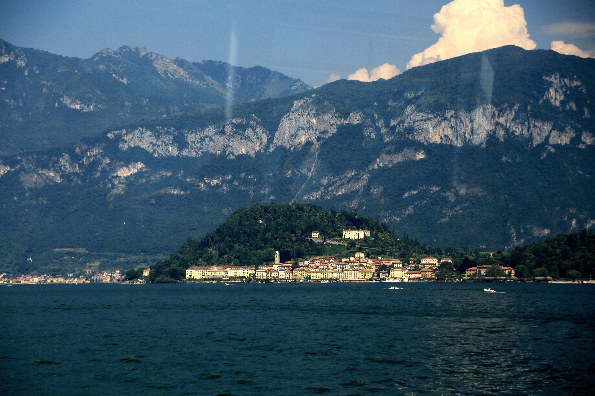 Bellagio à beira do Lago de Como, entre montanhas