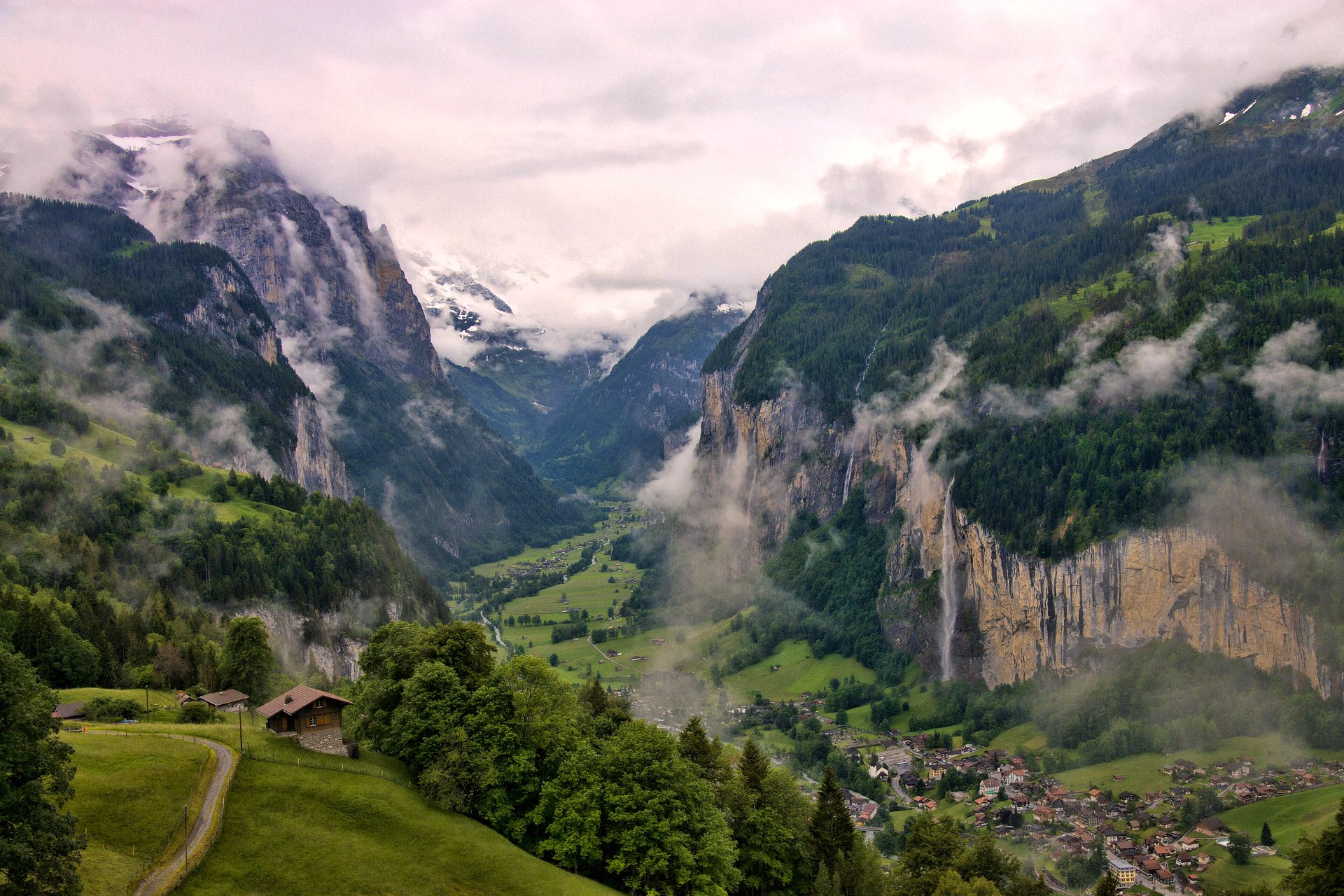 Vale de Lauterbrunnen com cachoeiras e montanhas nevadas
