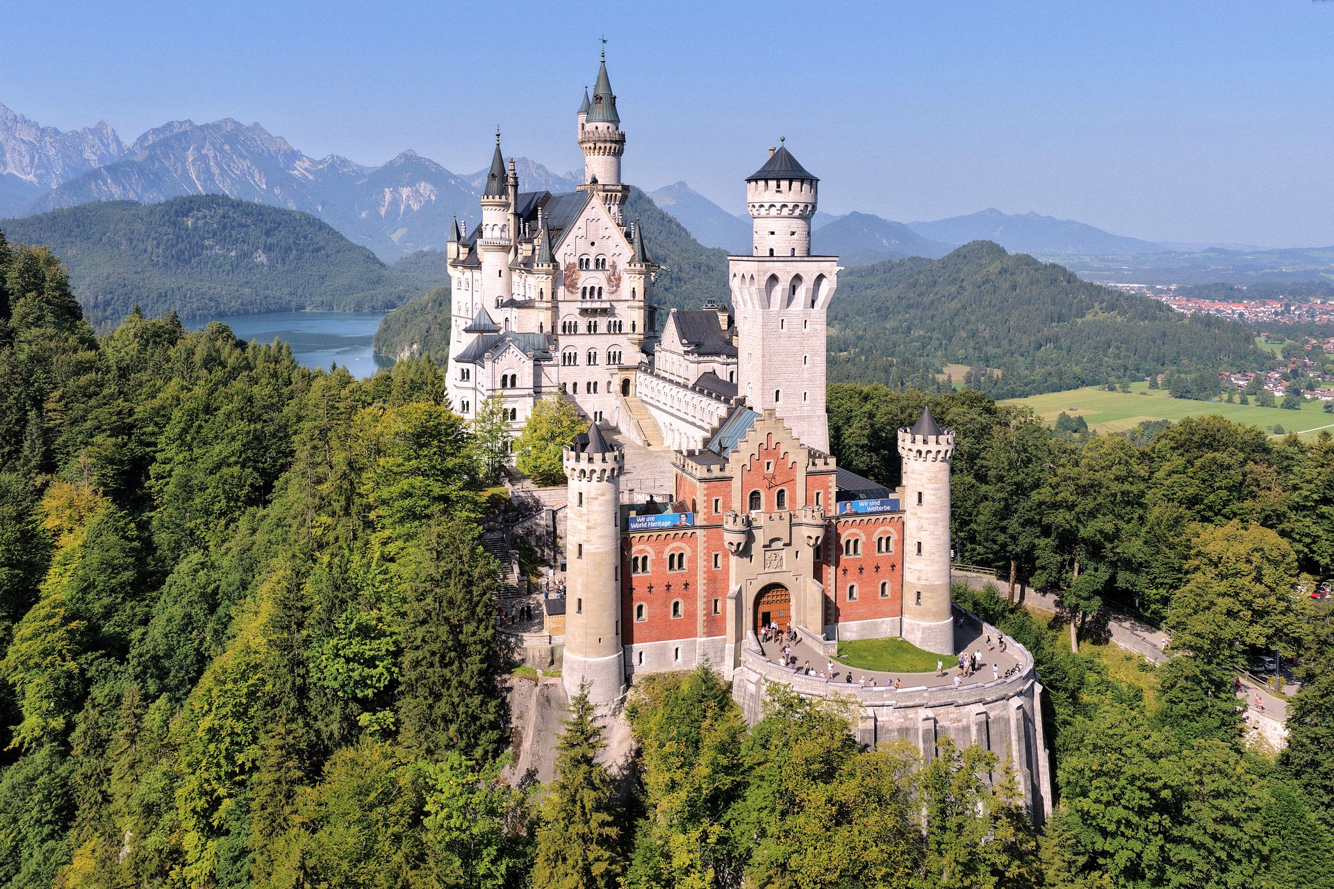 Castelo de Neuschwanstein entre a floresta, em Schwangau