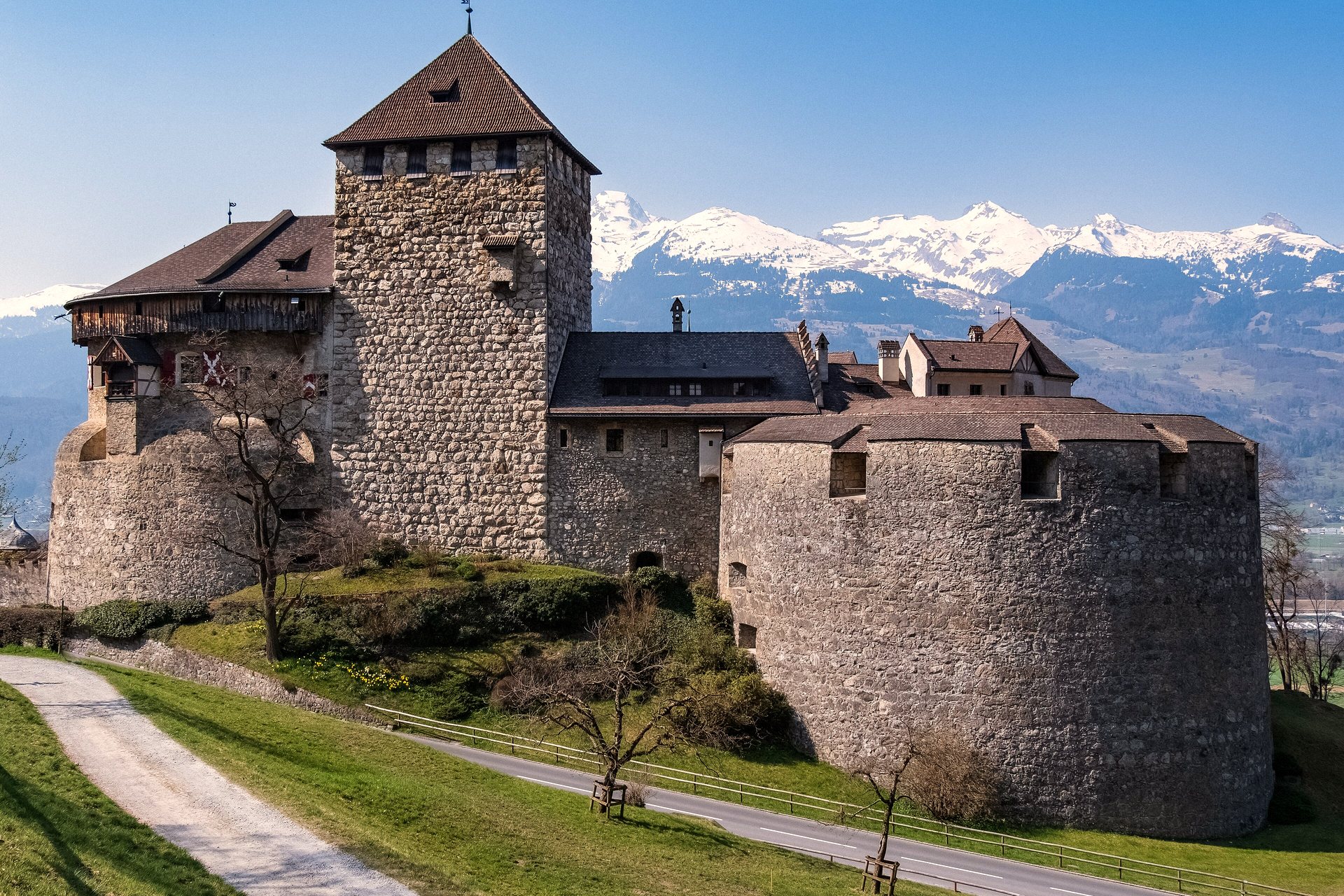 Castelo de Vaduz com os Alpes ao fundo