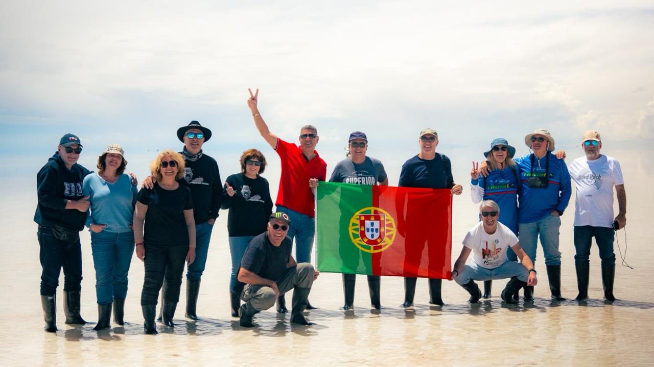 Grupo do tour no salar, com uma bandeira de Portugal