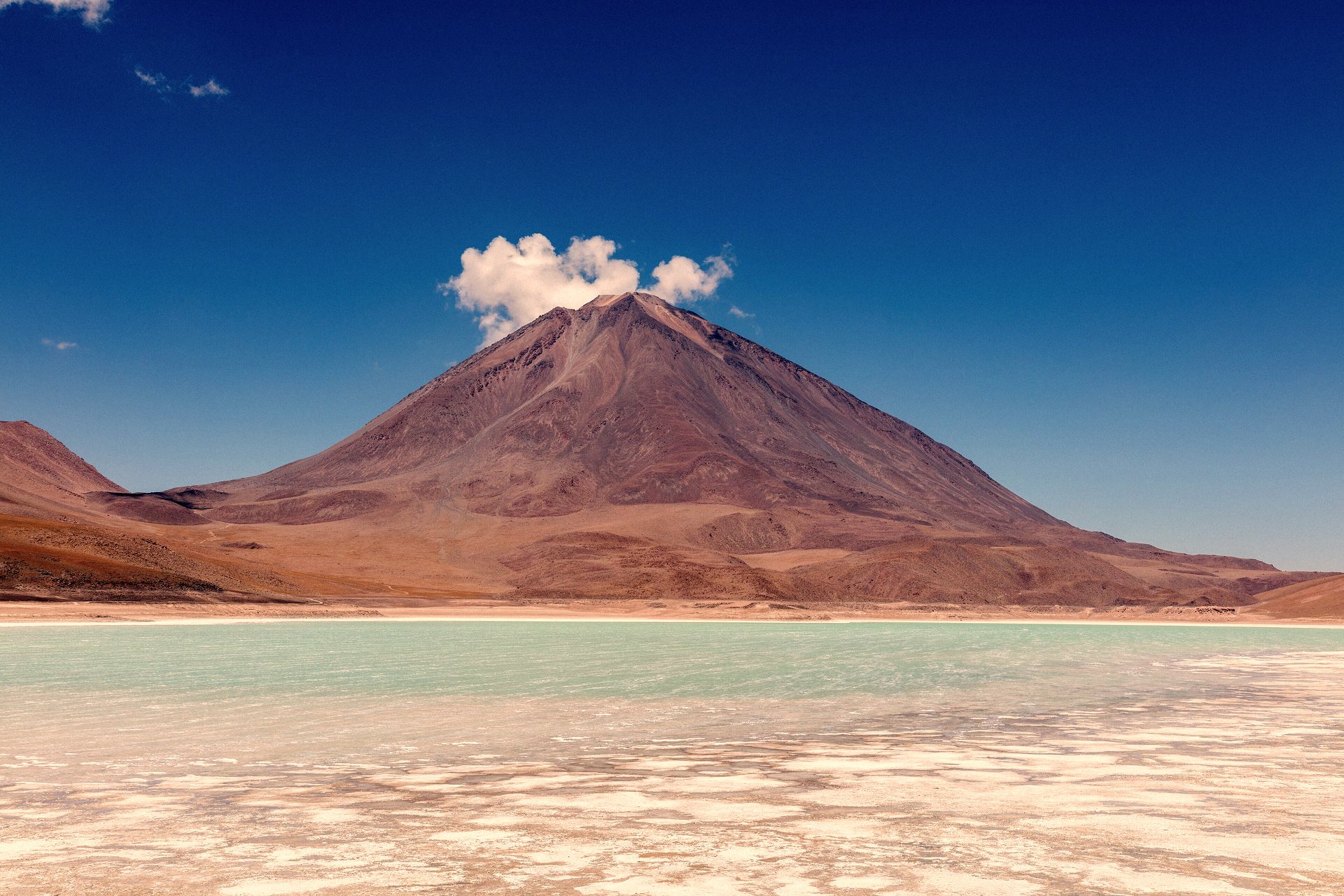 Vulcão Licancabur sobre a Laguna Verde