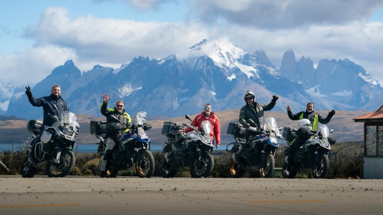 Motos alinhadas diante de picos nevados no altiplano