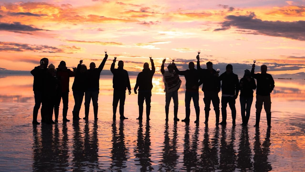 Pôr do sol no Salar de Uyuni com o grupo
