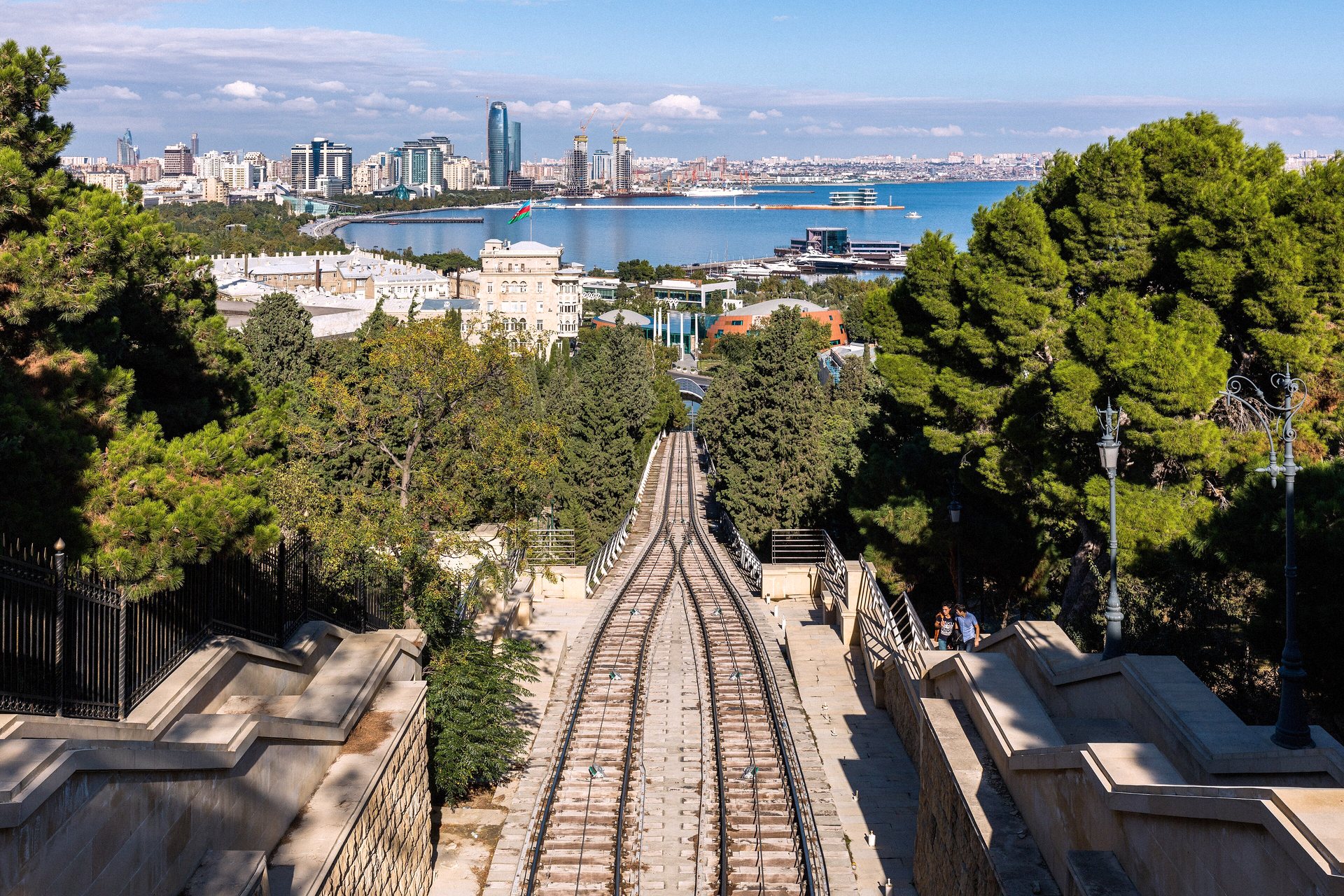 Baku vista do alto, com a baía do Cáspio ao fundo