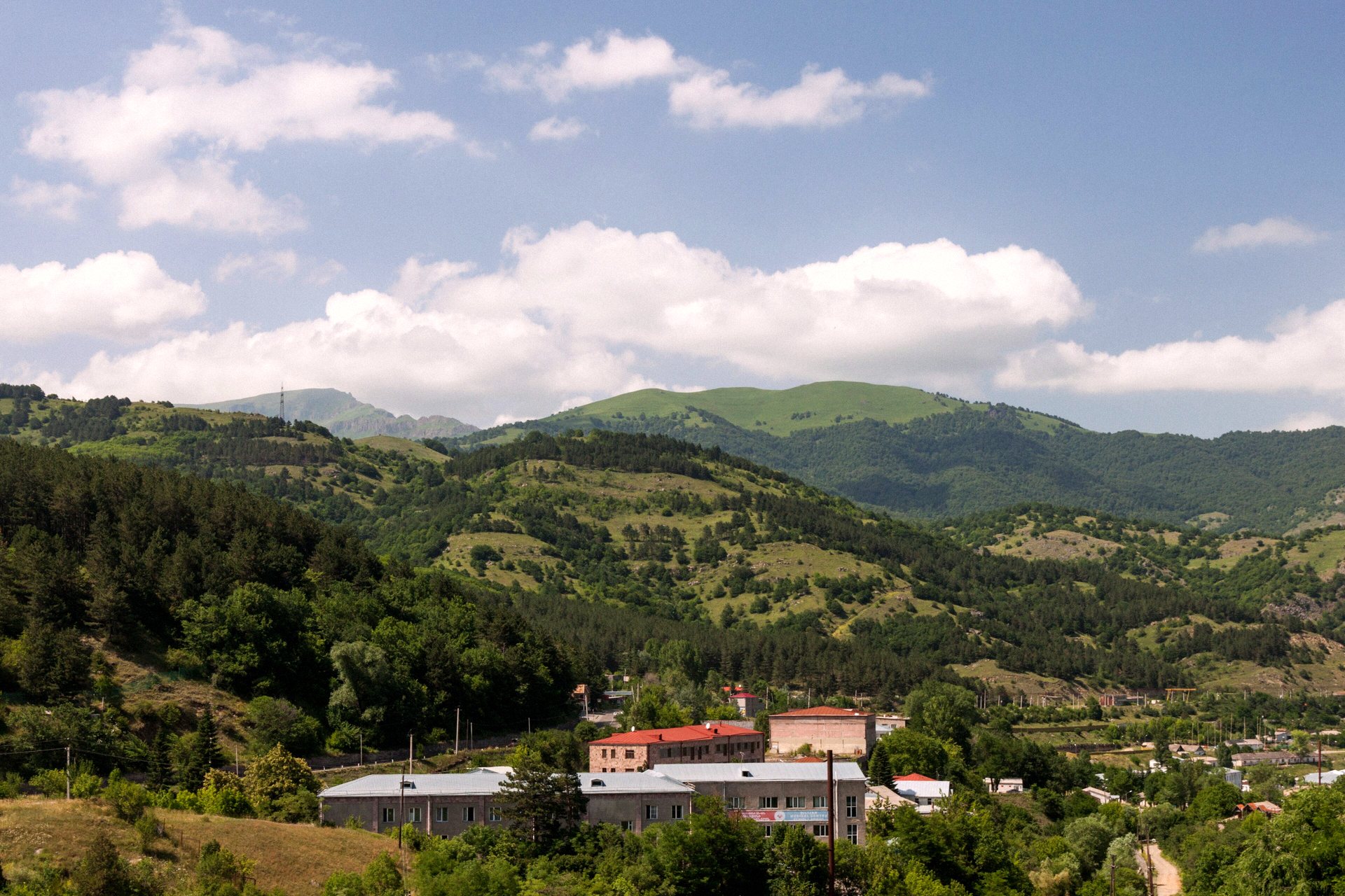 Montanhas verdes em volta de Dilijan