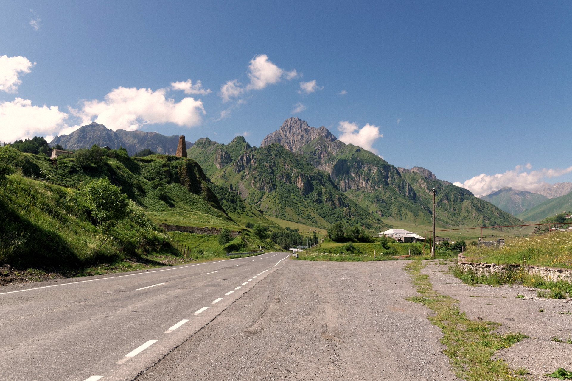 Estrada Militar Georgiana atravessando o vale entre montanhas