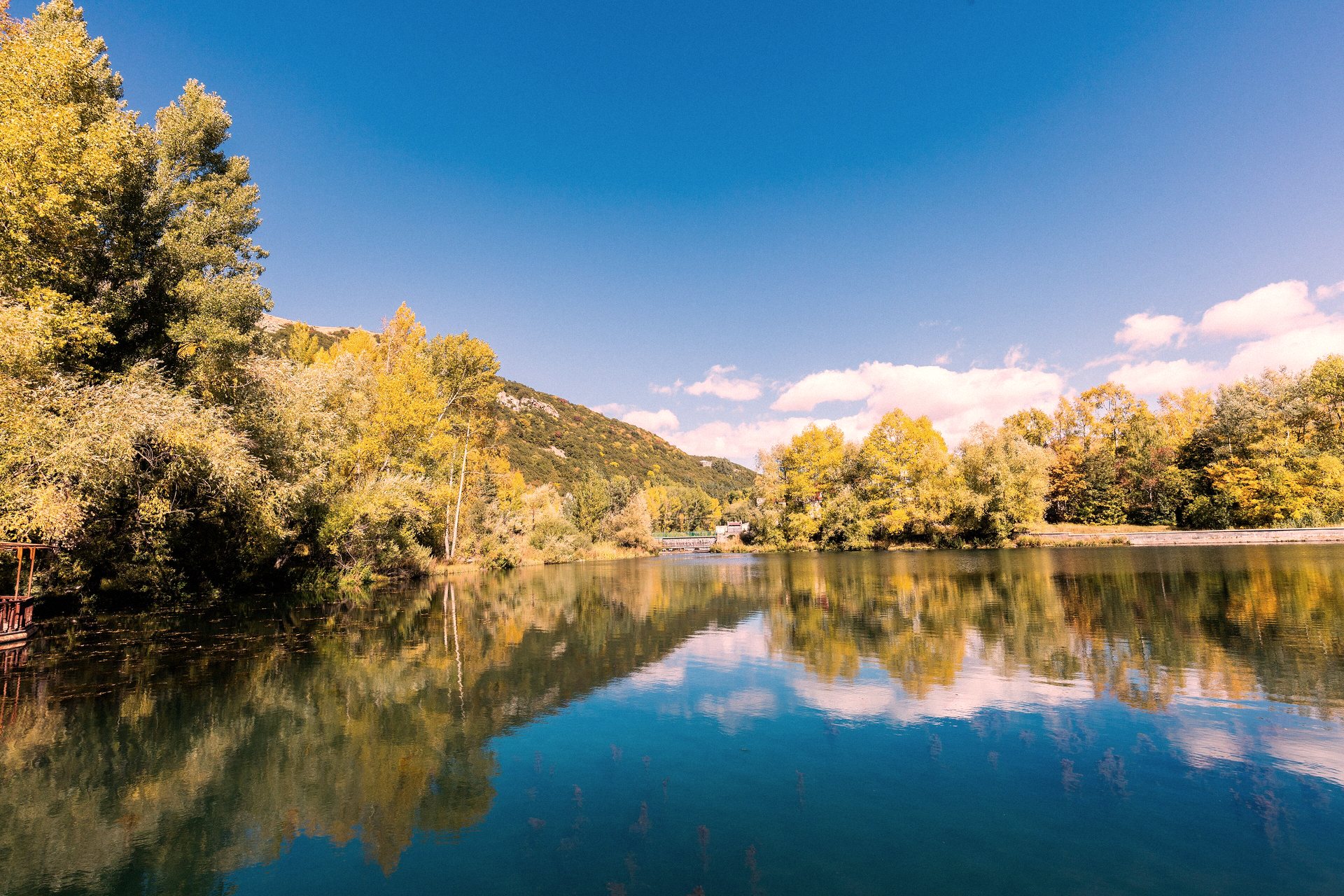 Rio Arpa refletindo as árvores perto de Jermuk