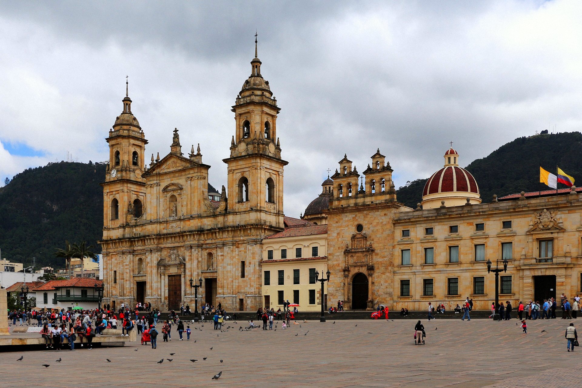 Catedral Primada na Praça de Bolívar, em Bogotá, com os morros ao fundo