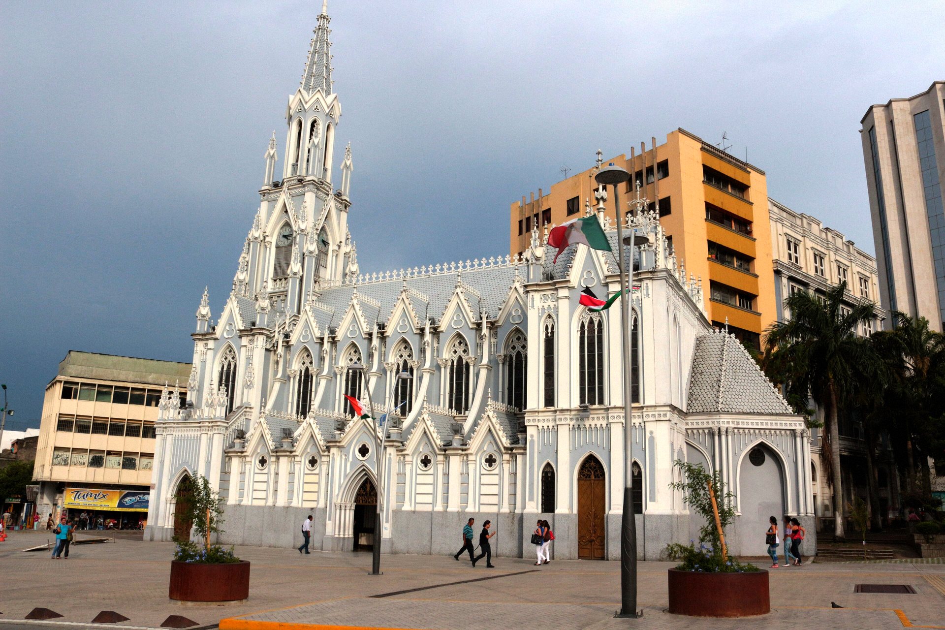 Igreja La Ermita, branca e gótica, no centro de Cali