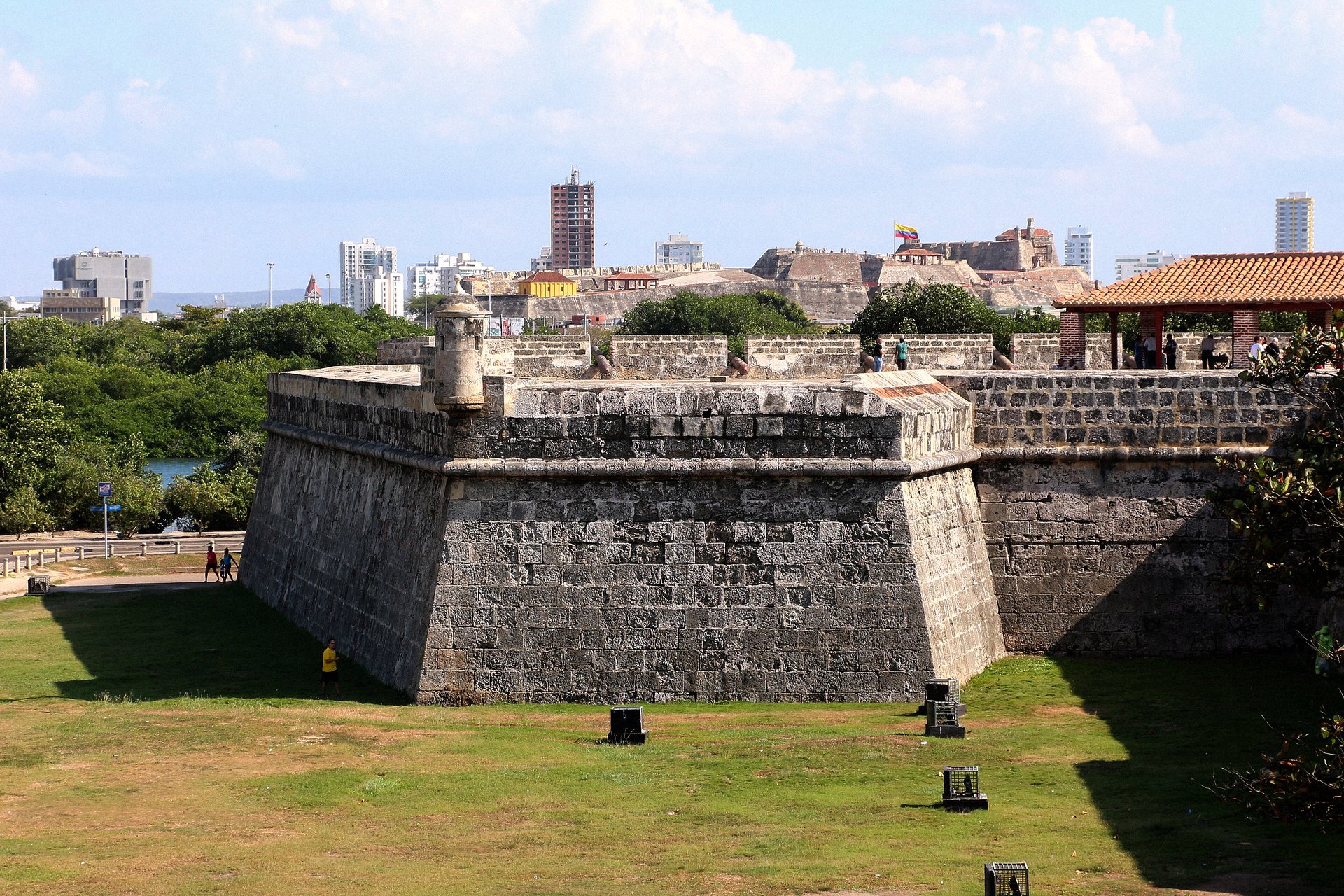 Baluarte das muralhas coloniais de Cartagena, com os prédios da cidade ao fundo