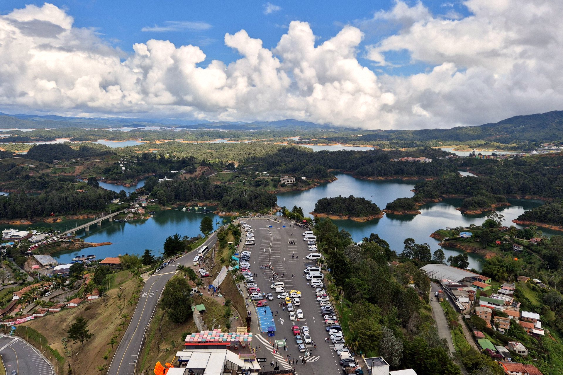Ilhas e braços da represa de Guatapé vistos do alto da Pedra de El Peñol