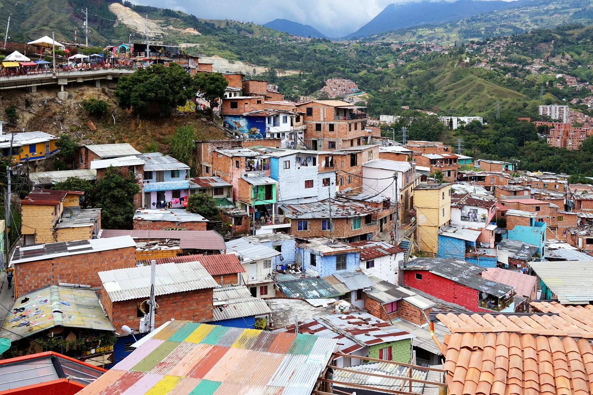 Casas coloridas da Comuna 13 subindo os morros de Medellín