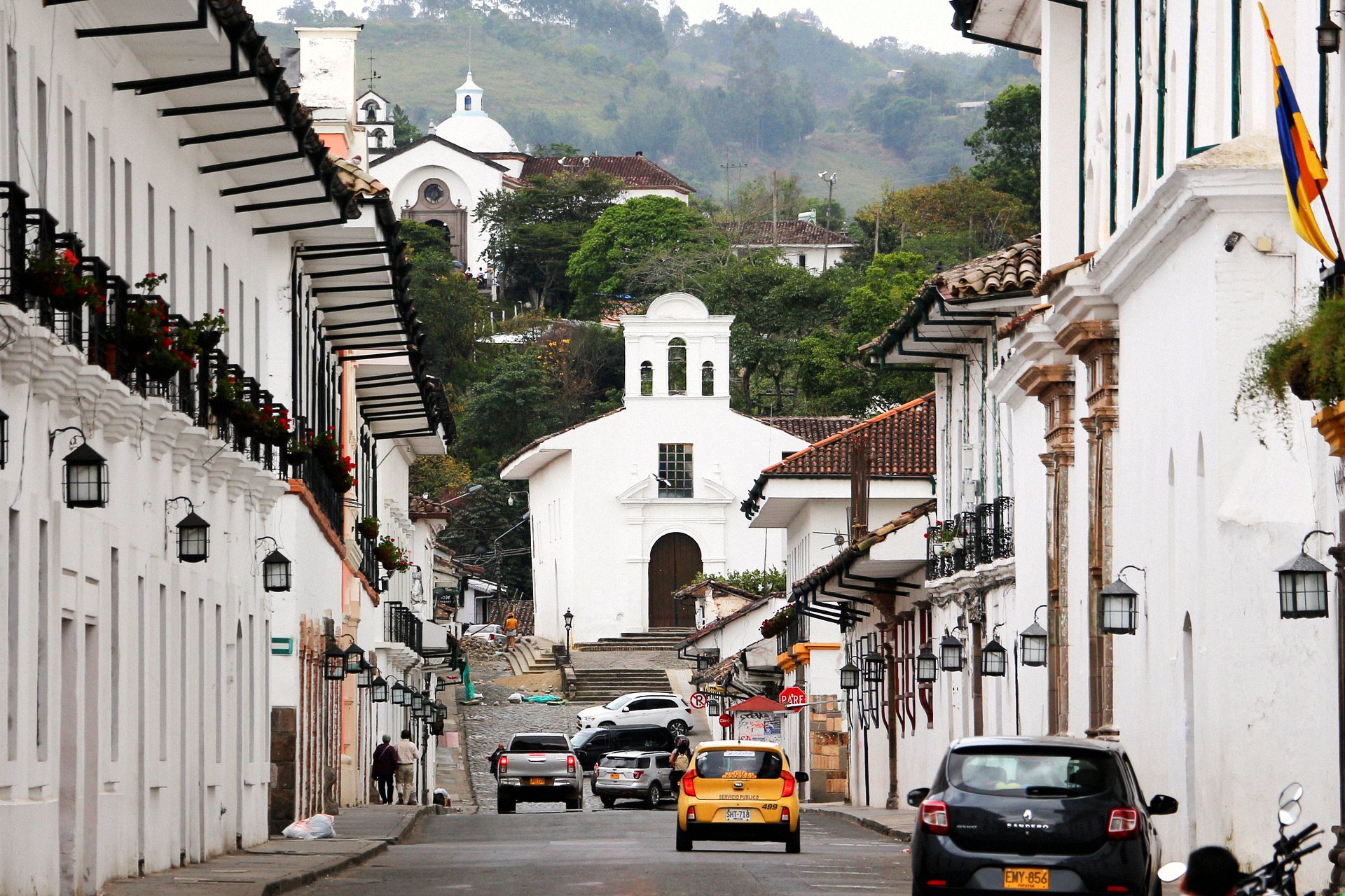 Rua de casarões brancos do centro histórico de Popayán