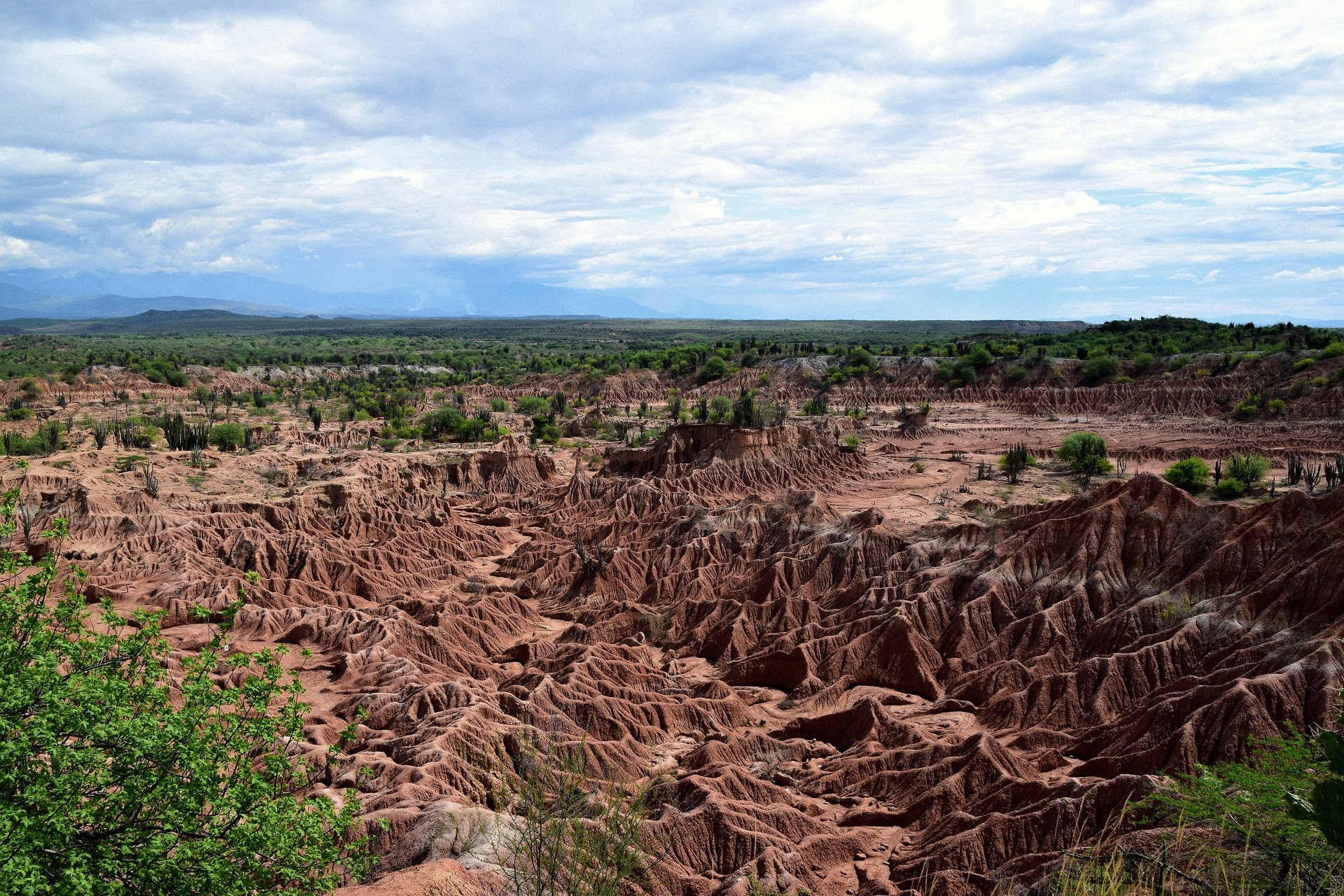 Vales de terra vermelha erodida no Deserto de Tatacoa
