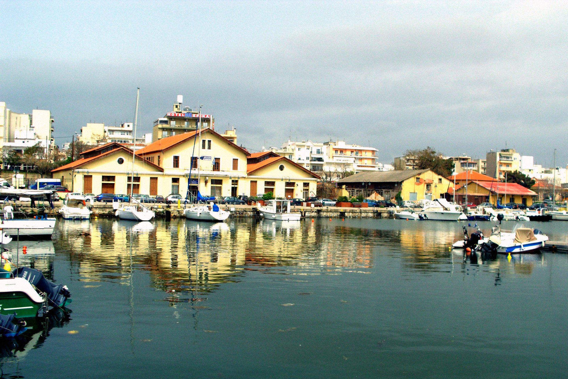 Porto de Alexandrópolis com o prédio da alfândega