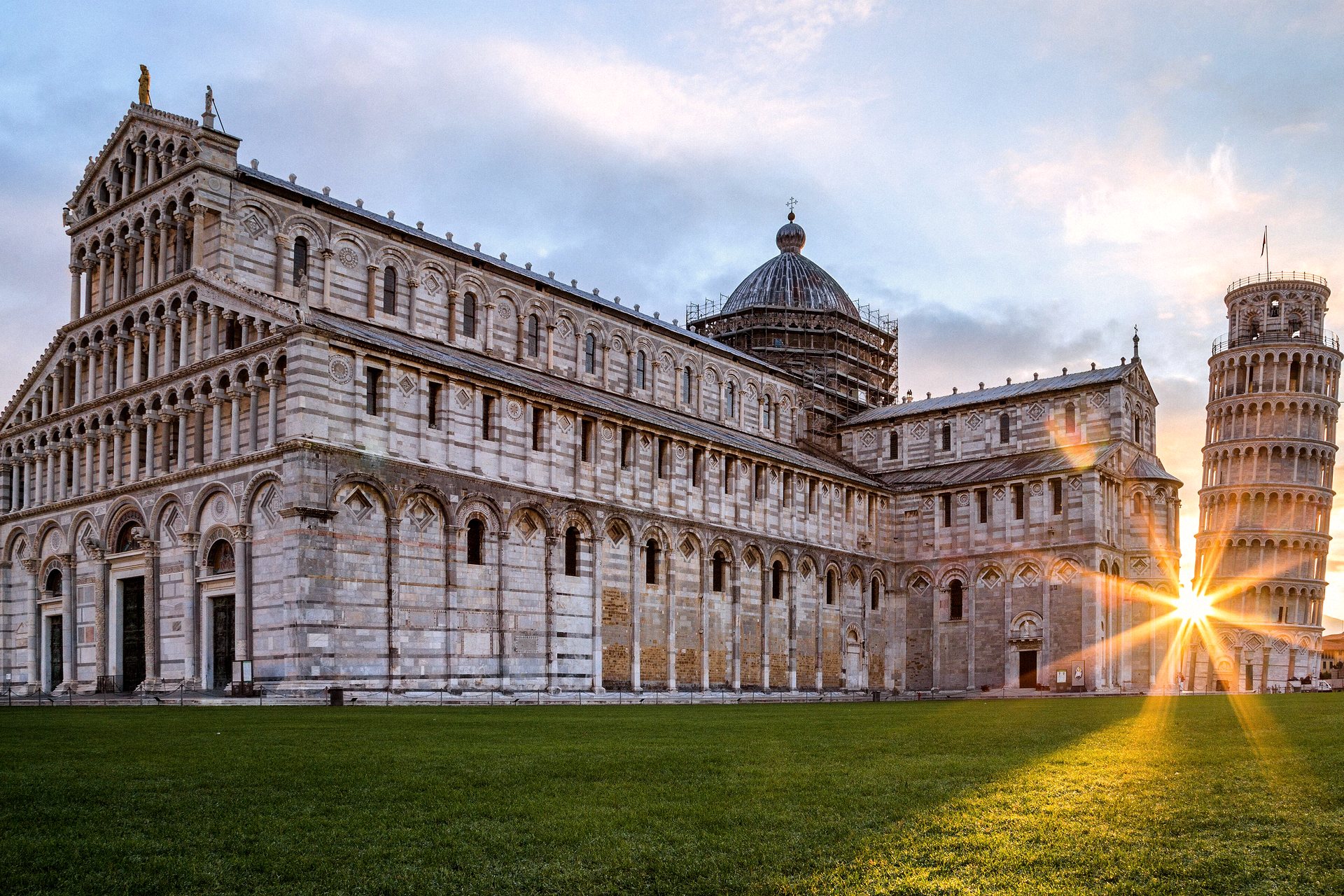 Catedral e Torre de Pisa ao pôr do sol