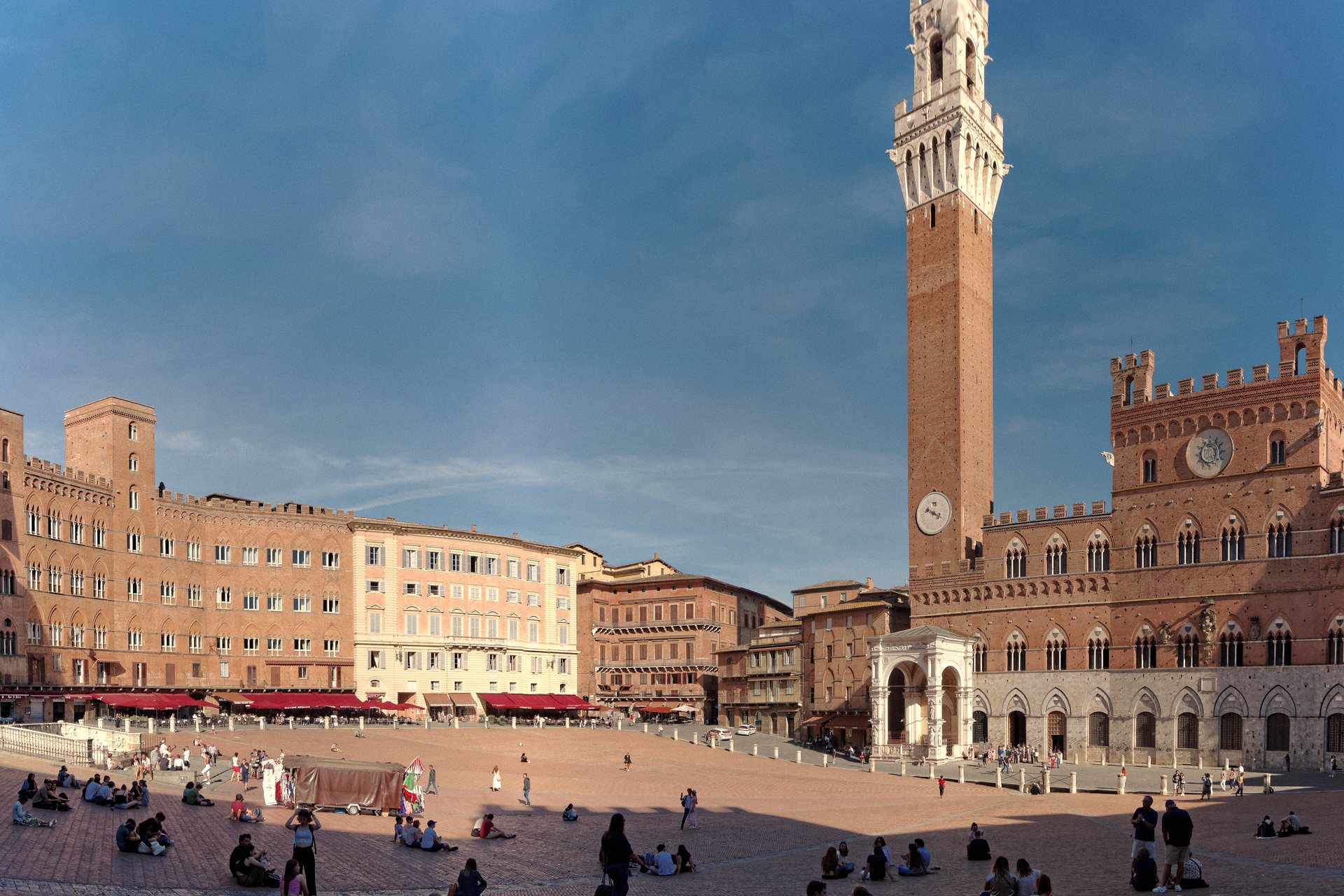Piazza del Campo e a Torre del Mangia, em Siena