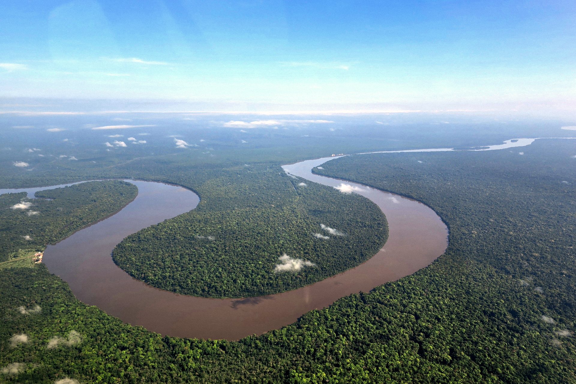 Rio Corantijn serpenteando na floresta, na fronteira da Guiana com o Suriname