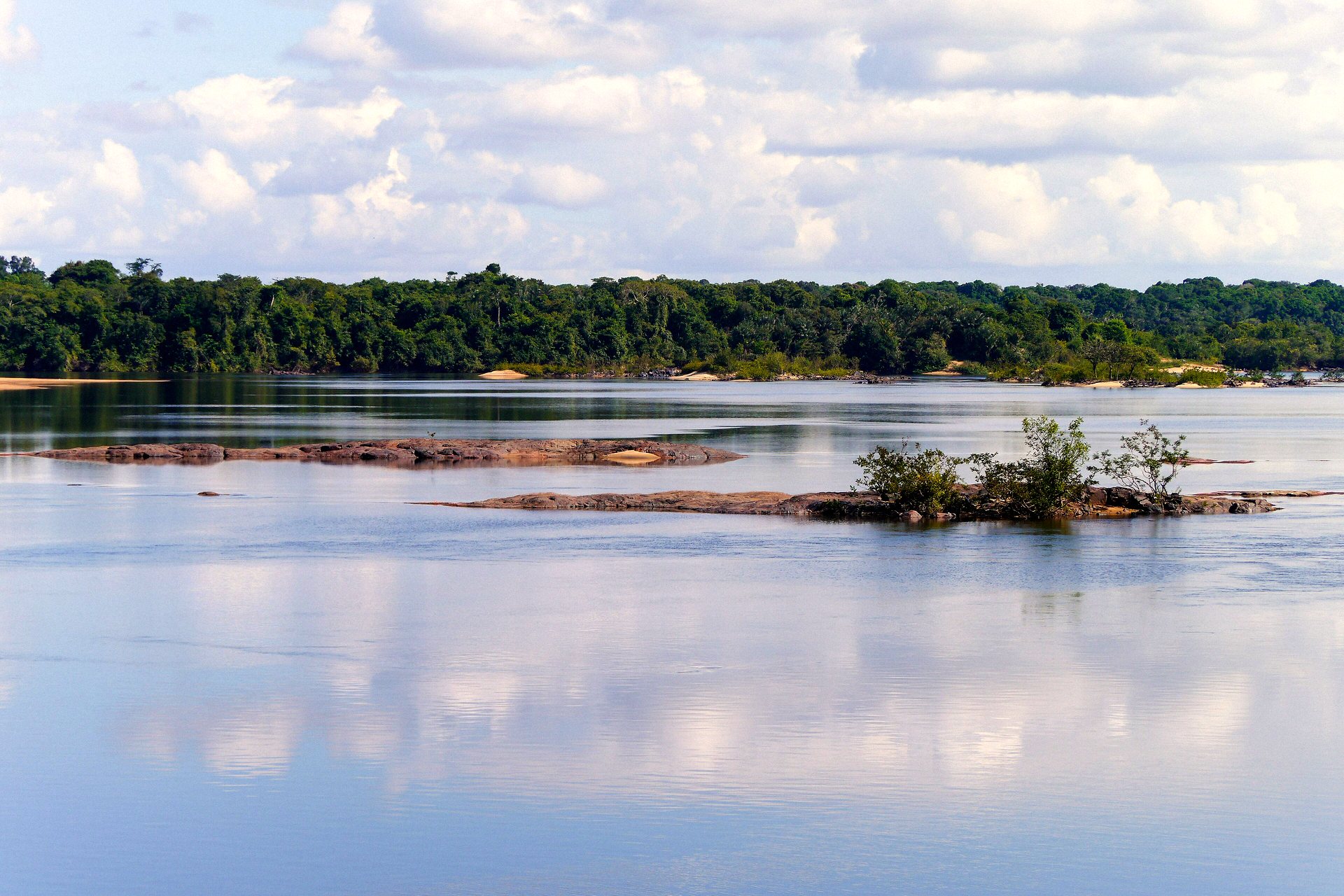 Rio largo entre a floresta de Iwokrama, na Guiana