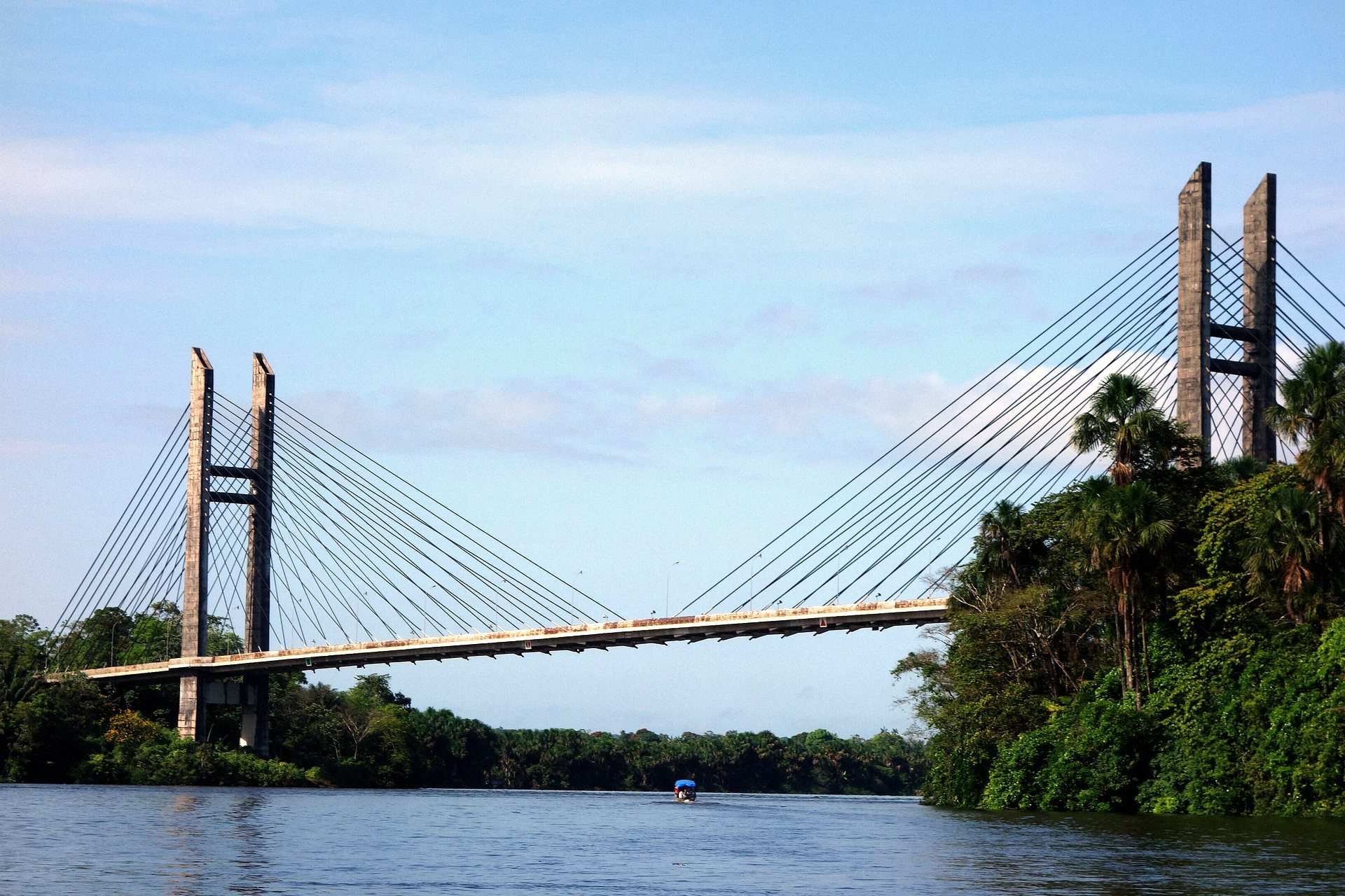 Ponte estaiada sobre o Rio Oiapoque, entre o Brasil e a Guiana Francesa