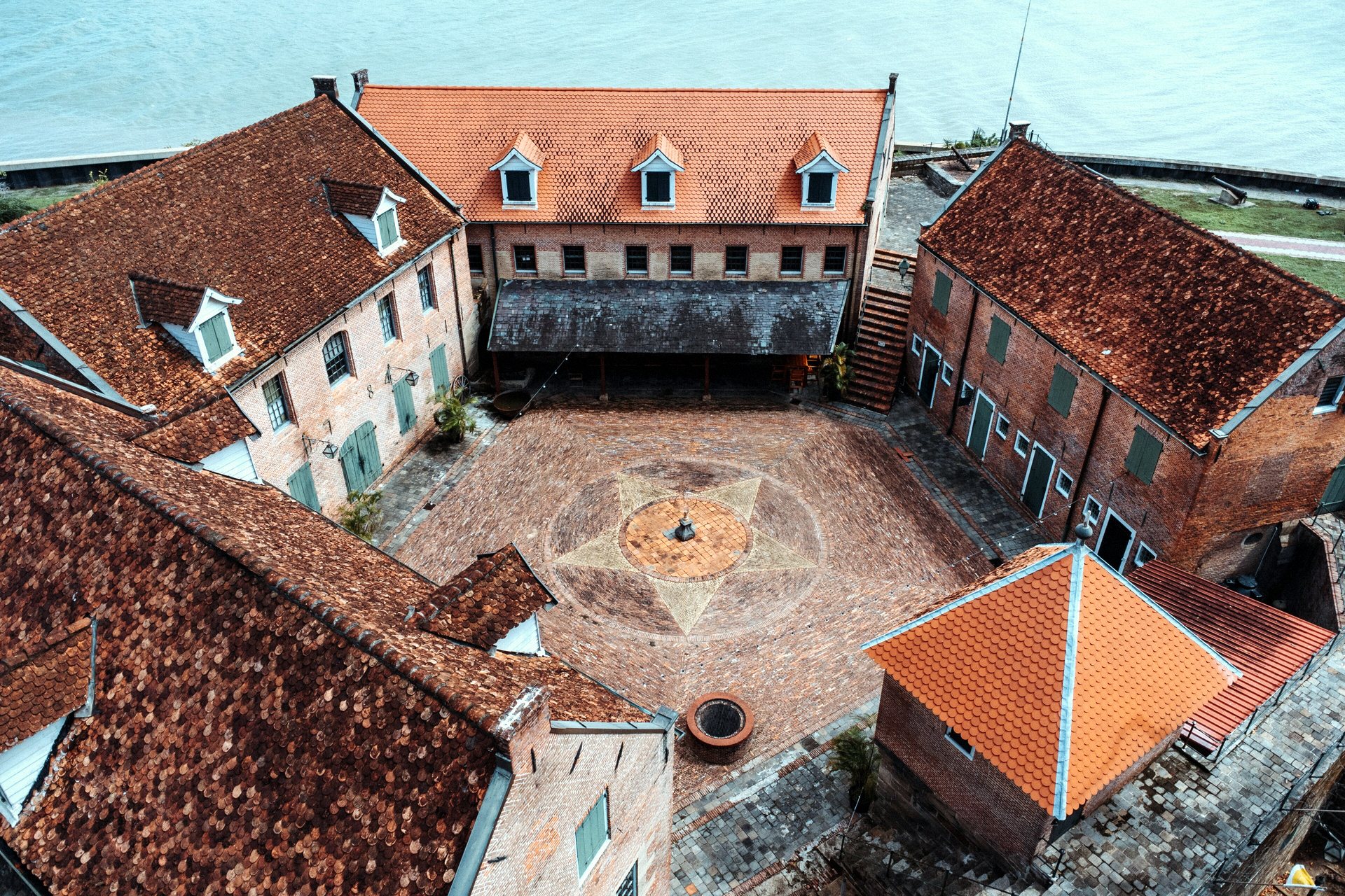 Forte Zeelandia visto do alto, à beira do rio em Paramaribo