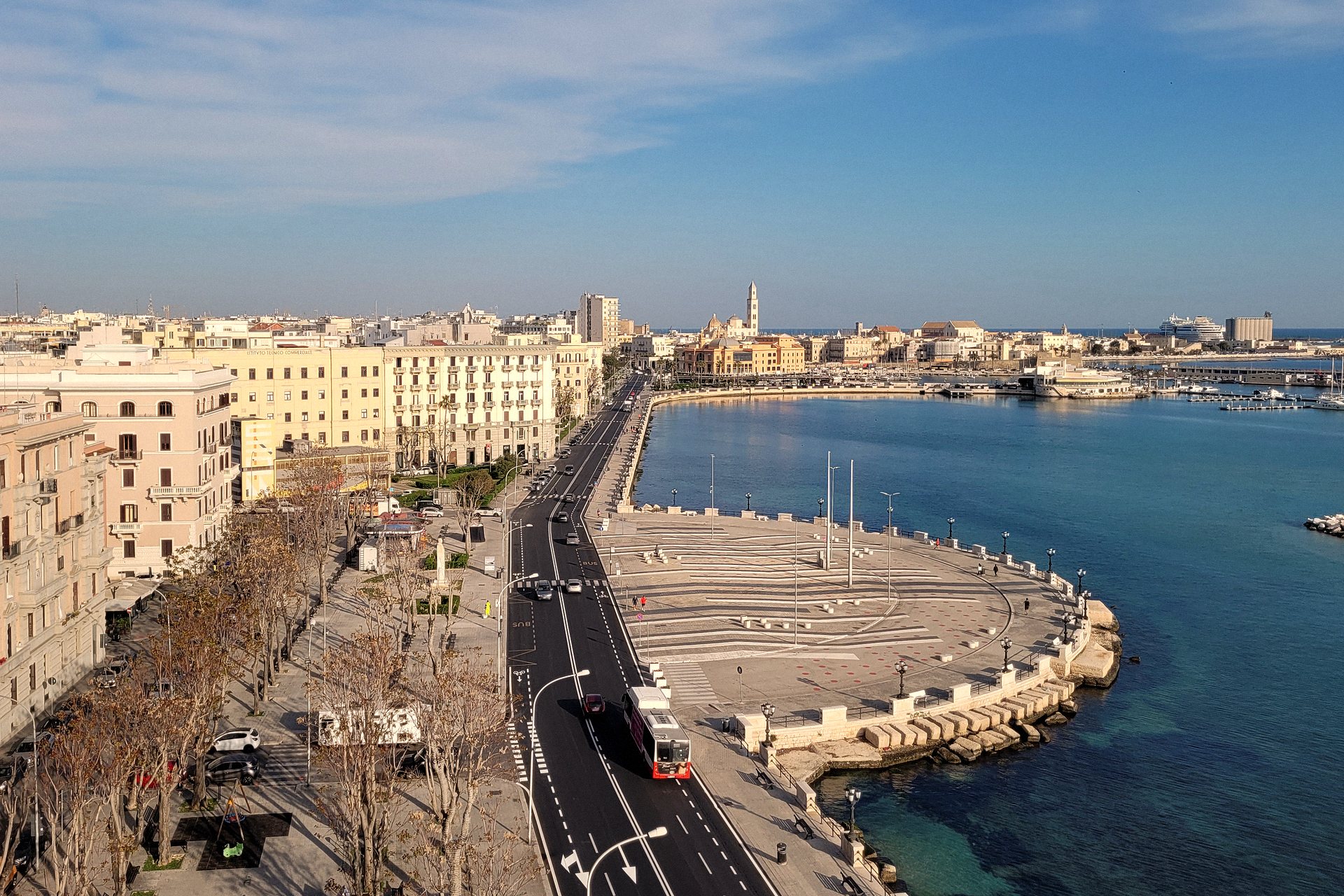 Avenida à beira-mar de Bari vista do alto