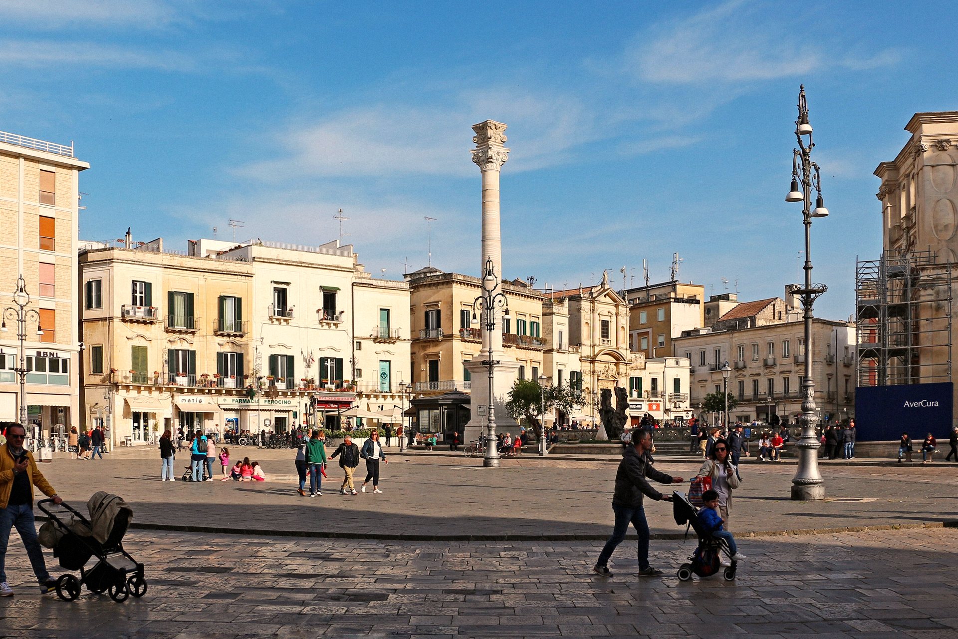 Piazza Sant'Oronzo, com a coluna do santo, no centro de Lecce